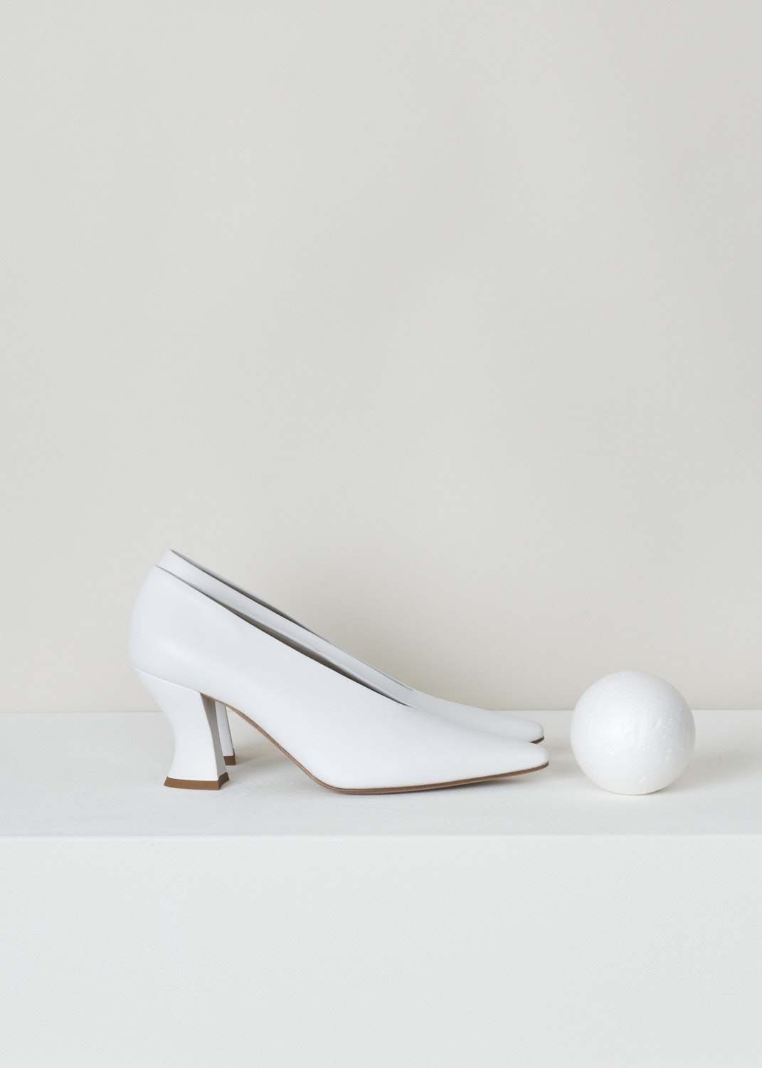 Bottega Veneta, White chalky pumps, 608839_VBSD0_9122_optic_white, white, side,  Made from smooth chalky colored leather, featuring a spool heel, an elongated toes and a high vamp.

Heel height: 7 cm / 2.7 inch.