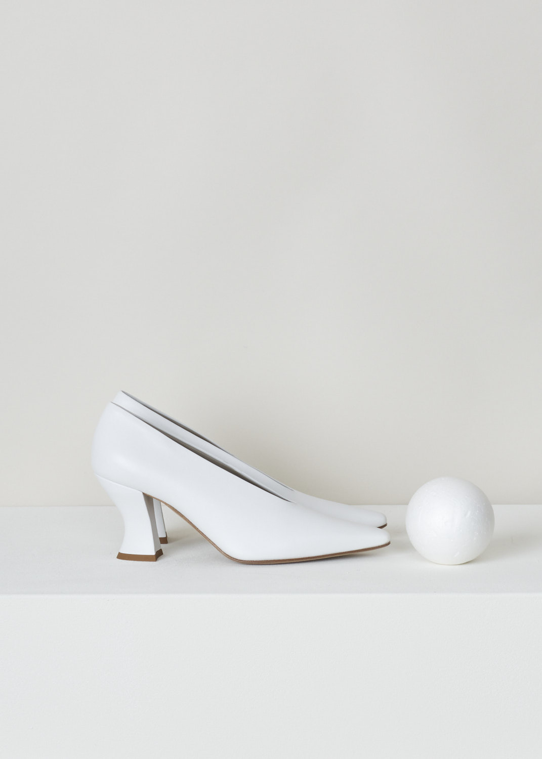 Bottega Veneta, Optic white pumps, 608839_VBSD0_9122_optic_white, white, side,  These Optic white leather pumps feature a spool heel, an elongated toe and a fitted topline. 