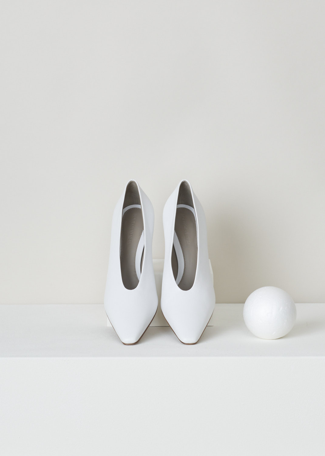 Bottega Veneta, Optic white pumps, 608839_VBSD0_9122_optic_white, white, top, These Optic white leather pumps feature a spool heel, an elongated toe and a fitted topline. 