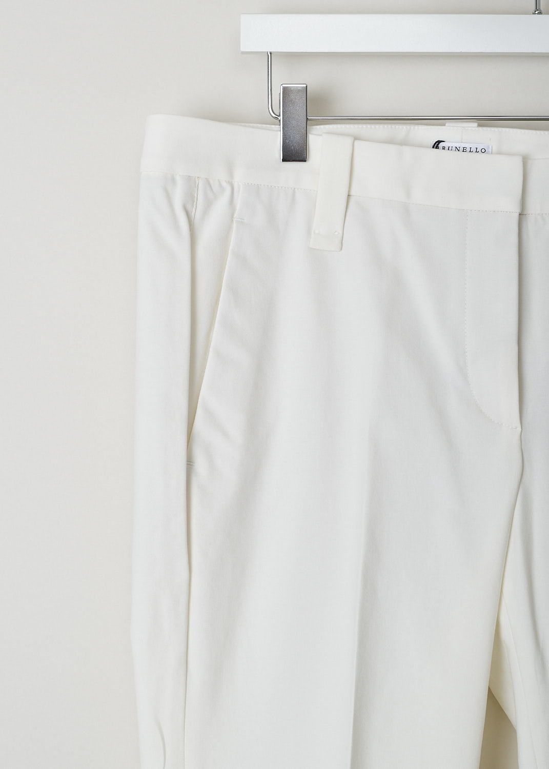 BRUNELLO CUCINELLI, WHITE CHINO WITH FOLD-OVER HEM, M0F70P1367_C7025, White, Detail, A white chino made of a cotton blend. Featuring a clasp and zip closure, forward slanted pockets in the front and welt pockets on the back. The belt loops are a bit broader than usual. The pants legs have a folded hem.
