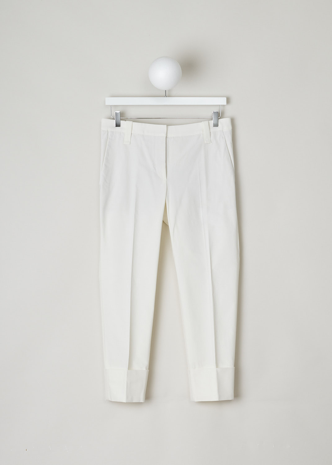 BRUNELLO CUCINELLI, WHITE CHINO WITH FOLD-OVER HEM, M0F70P1367_C7025, White, Front, A white chino made of a cotton blend. Featuring a clasp and zip closure, forward slanted pockets in the front and welt pockets on the back. The belt loops are a bit broader than usual. The pants legs have a folded hem.

