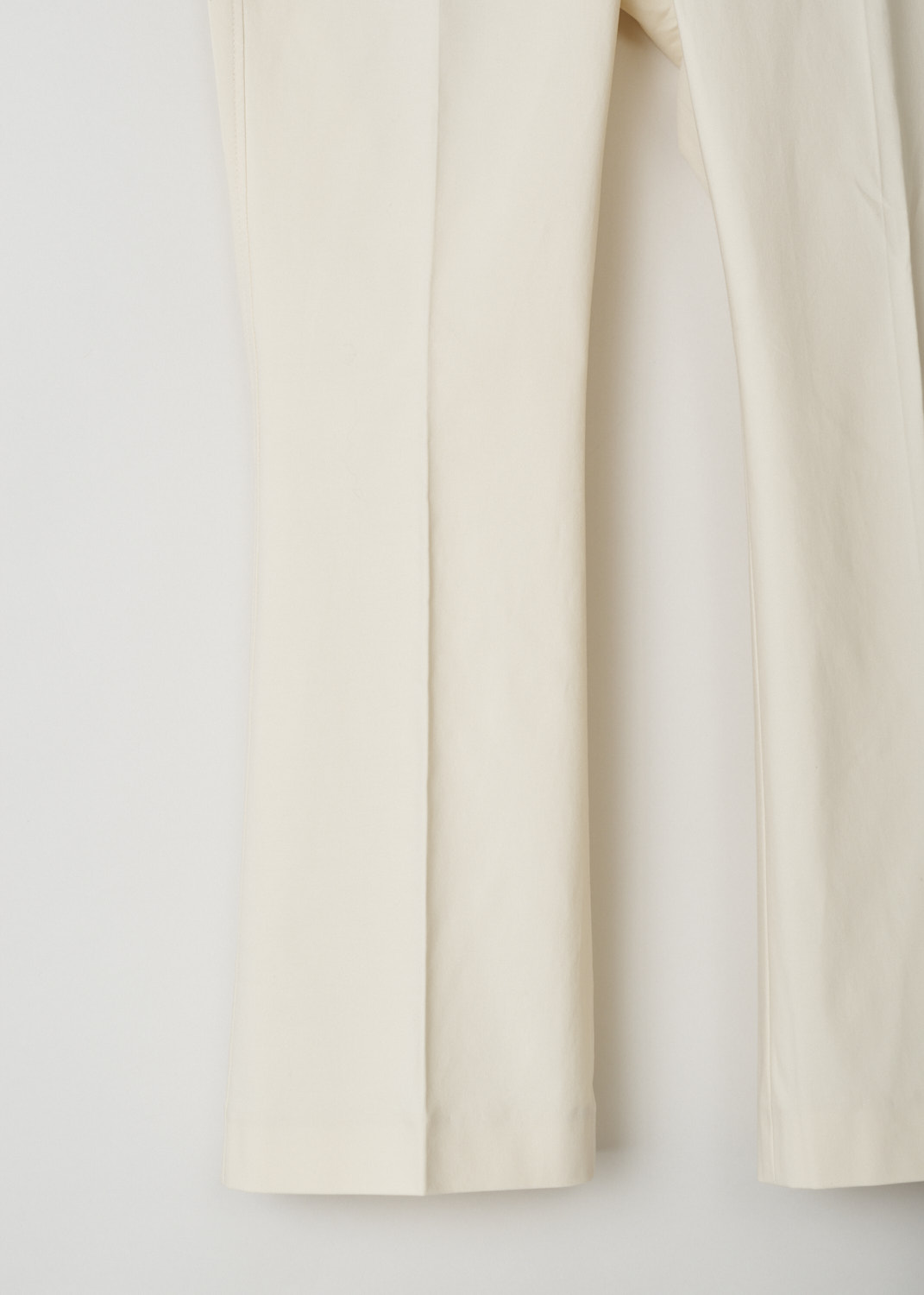 Brunello Cucinelli, Cream coloured boot-cut chino, M0F70P1951_C7070, beige, detail, Made in the flat front model, with boot-cut legs. Furthermore, this model has two forward slanted pockets on the front and two jetted pockets on the back.