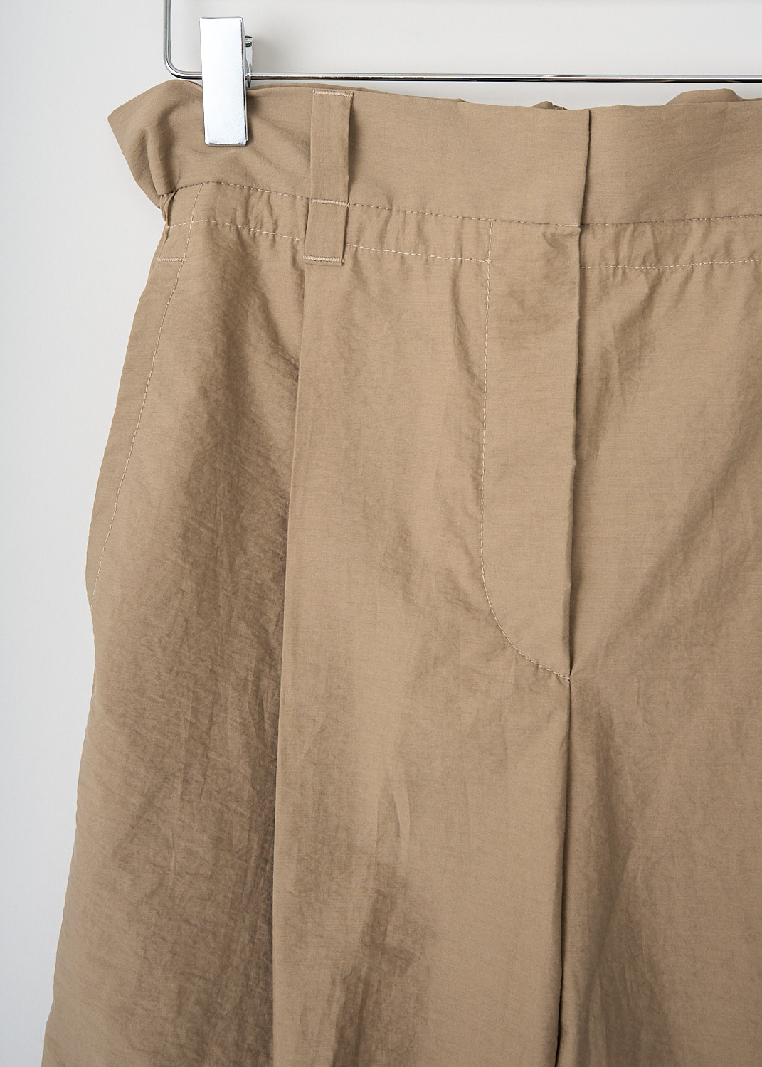 Brunello Cucinelli, Brown paper bag pants, M0F79P7102_C7301, Brown, Detail, These brown pants have a paper bag waist with belt loops. The waistline is partly elasticated. The concealed press studs and zip function as the closure option. These pants have slanted pockets in the front and welt pockets in the back. The tapered pant legs have a centre crease.  
