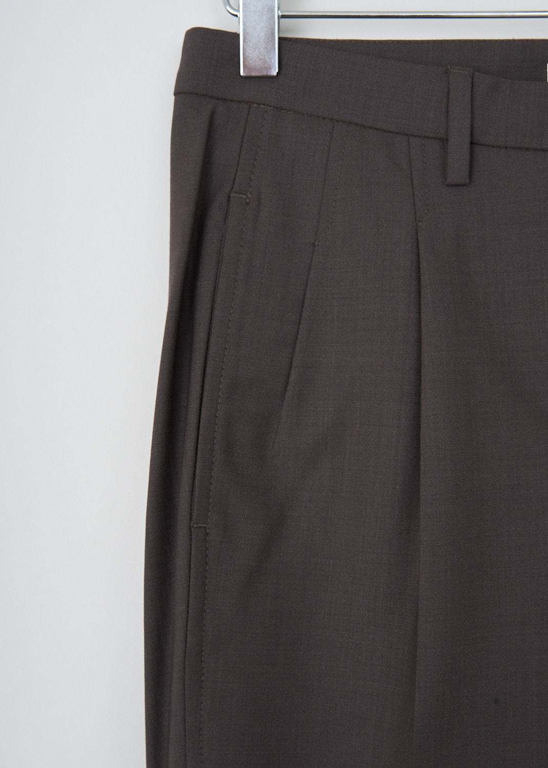 Brunello Cucinelli, Brown low-rise pants, M0W07P1006_C056, Brown, Detail, These low-rise brown pants have a narrow waistband with band loops and a concealed centre clasp and zip closure. In the front, these pants have slanted pockets. The tapered pant legs have centre creases. In the back, these pants have buttoned welt pockets. 
