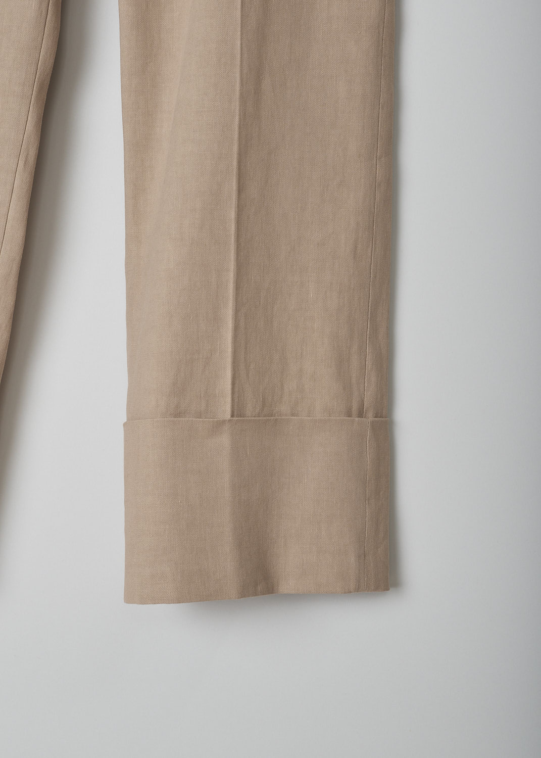 BRUNELLO CUCINELLI, DUSKY PINK LINEN-BLEND PANTS, MF591P7231_C7914, Pink, Detail, These dusky pink linen-blend pants have a waistband with belt loops and a concealed clasp and zip closure. The pants have tapered pant legs with pressed centre creases and a broad folded hem. These pants have slanted pockets in the front and welt pockets in the back.
