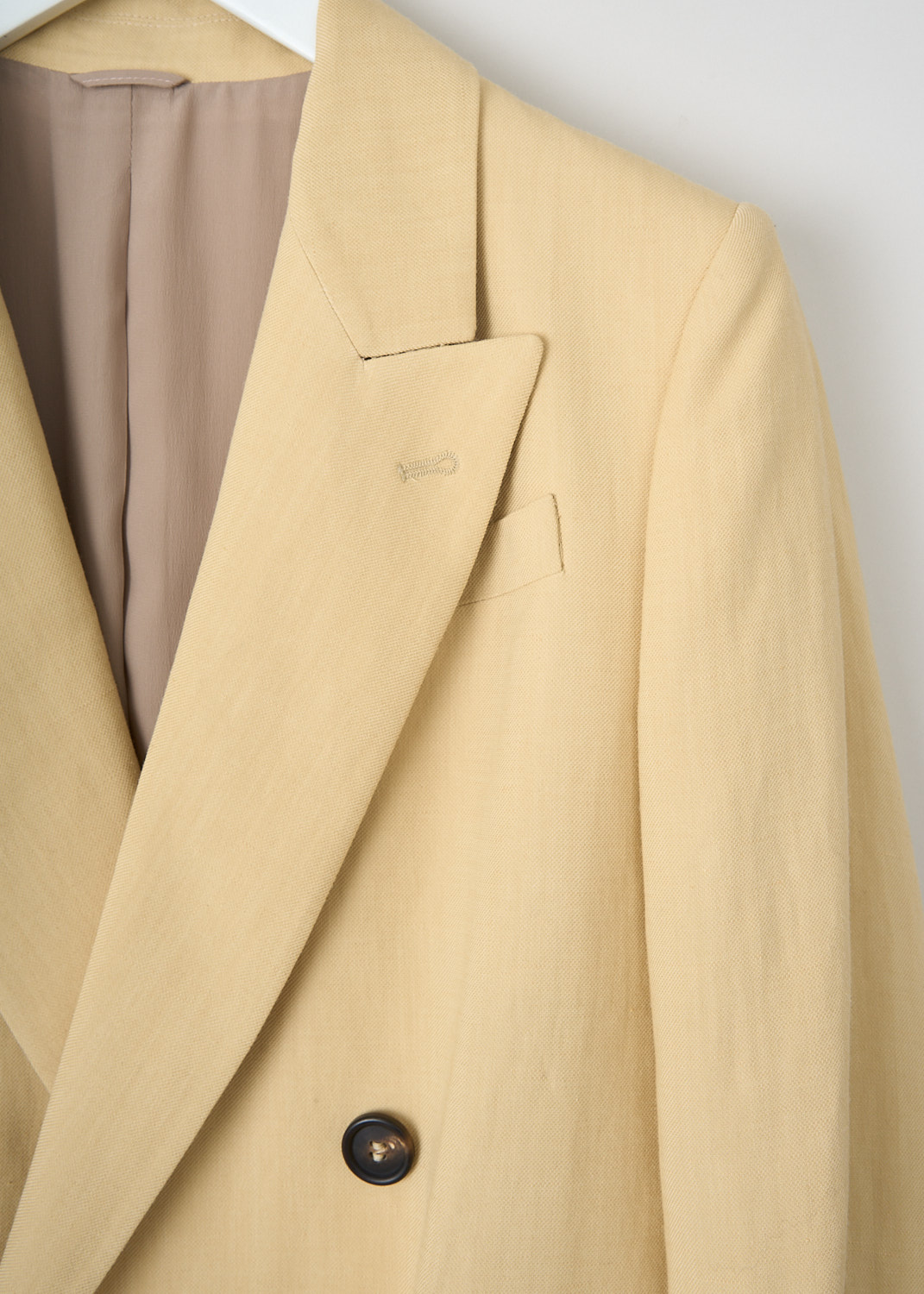 Brunello Cucinelli, Light beige double-breasted jacket with peaked lapel, MH1262290_C8612, Beige, Detail, This beige jacket has a peaked lapel and a double breasted front button closure. The long sleeves have buttoned cuffs. In the front, the jacket has a single breast pocket and two flap welt pockets.
