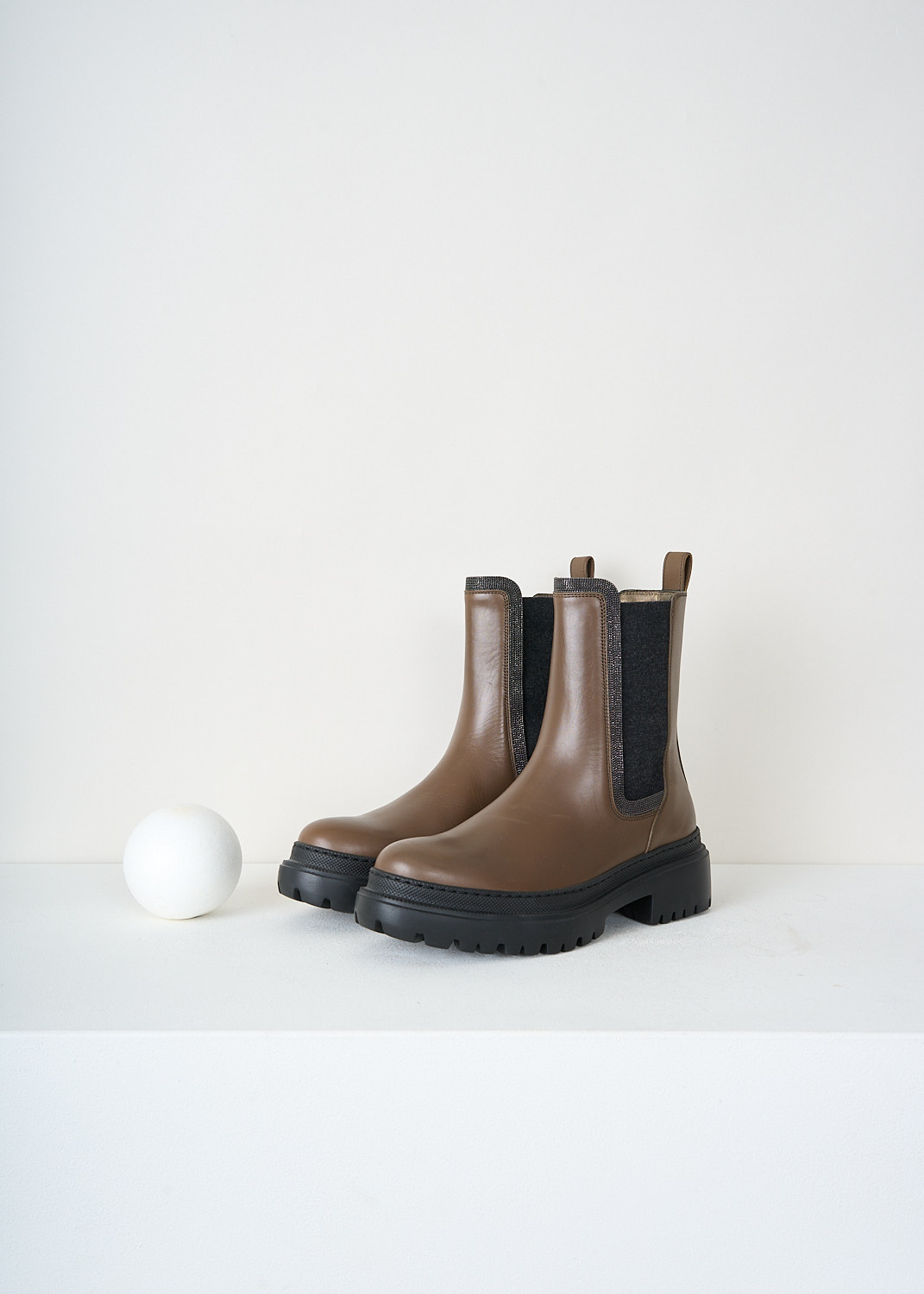 Brunello Cucinelli leather Chelsea boots in Mocha brown with round toe and dark grey gusseted elastic inserts, premium designer shoes at Maastricht designer outlet
