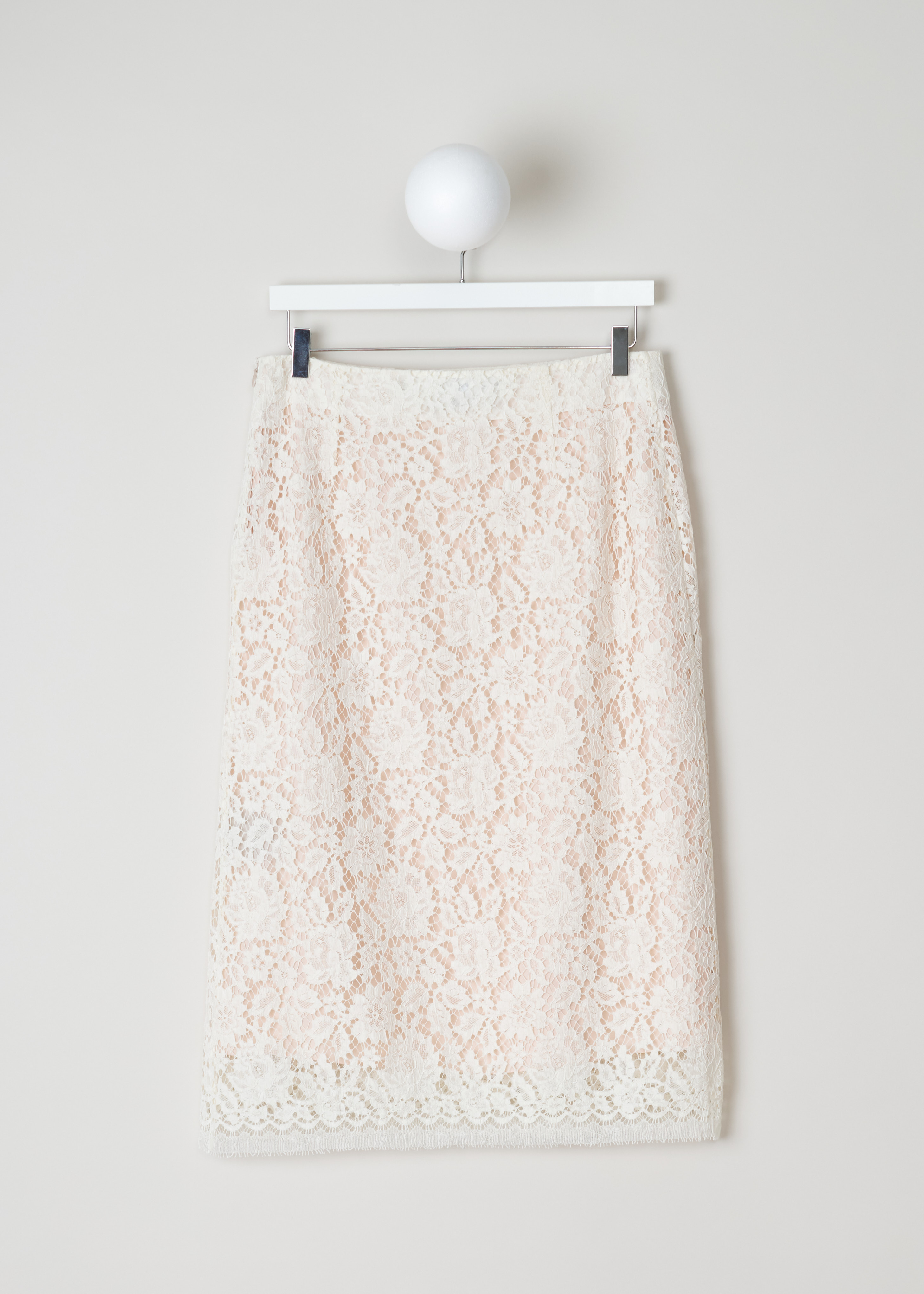 Calvin Klein 205W39NYC off-white lace skirt 81WWSA58_C186_102 ecru back. Knee length off white lace skirt. With a nude coloured silk lining for extra depth. This straight model is high waisted and has a concealed zipper on the side.