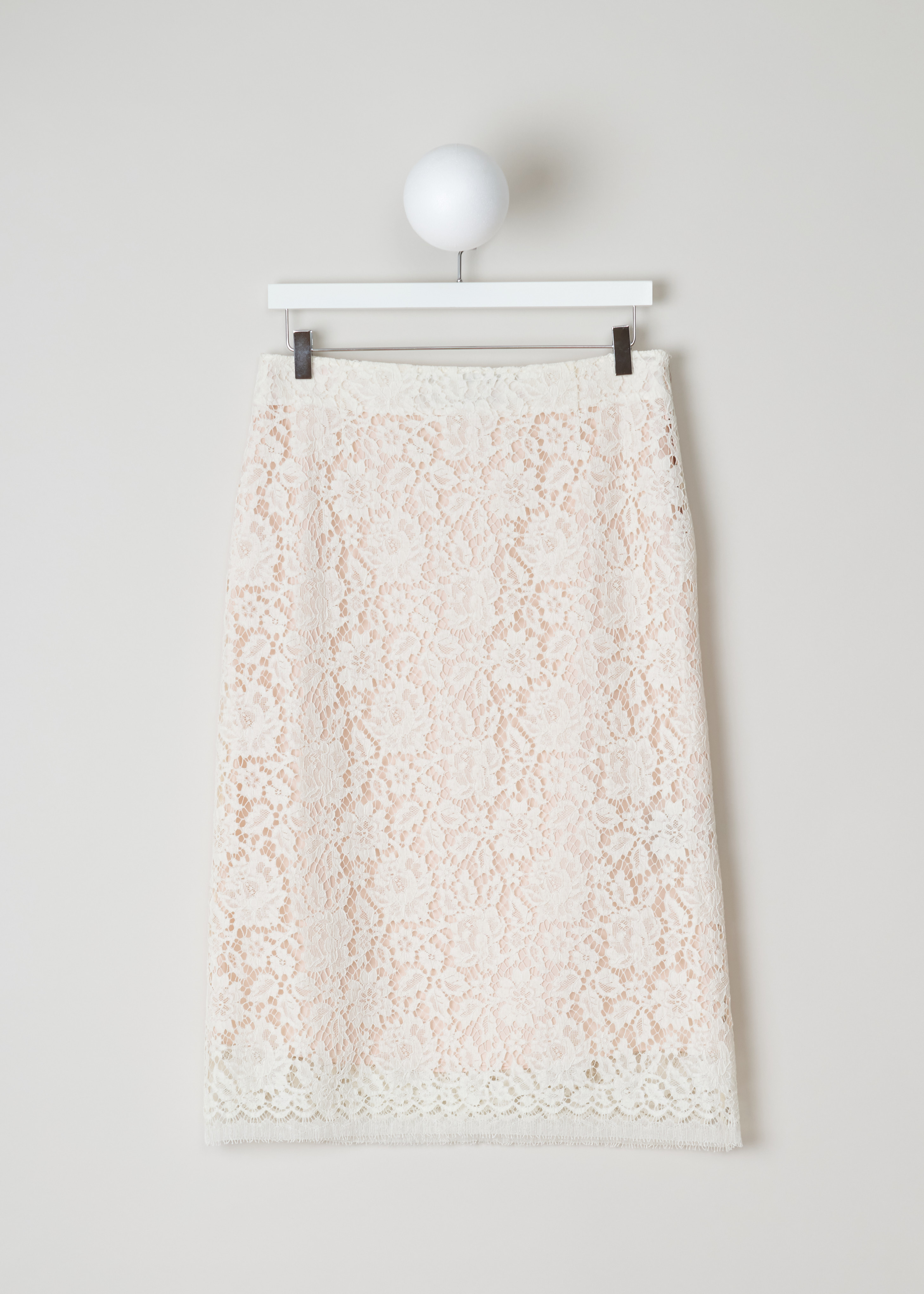 Calvin Klein 205W39NYC off-white lace skirt 81WWSA58_C186_102 ecru front. Knee length off white lace skirt. With a nude coloured silk lining for extra depth. This straight model is high waisted and has a concealed zipper on the side.