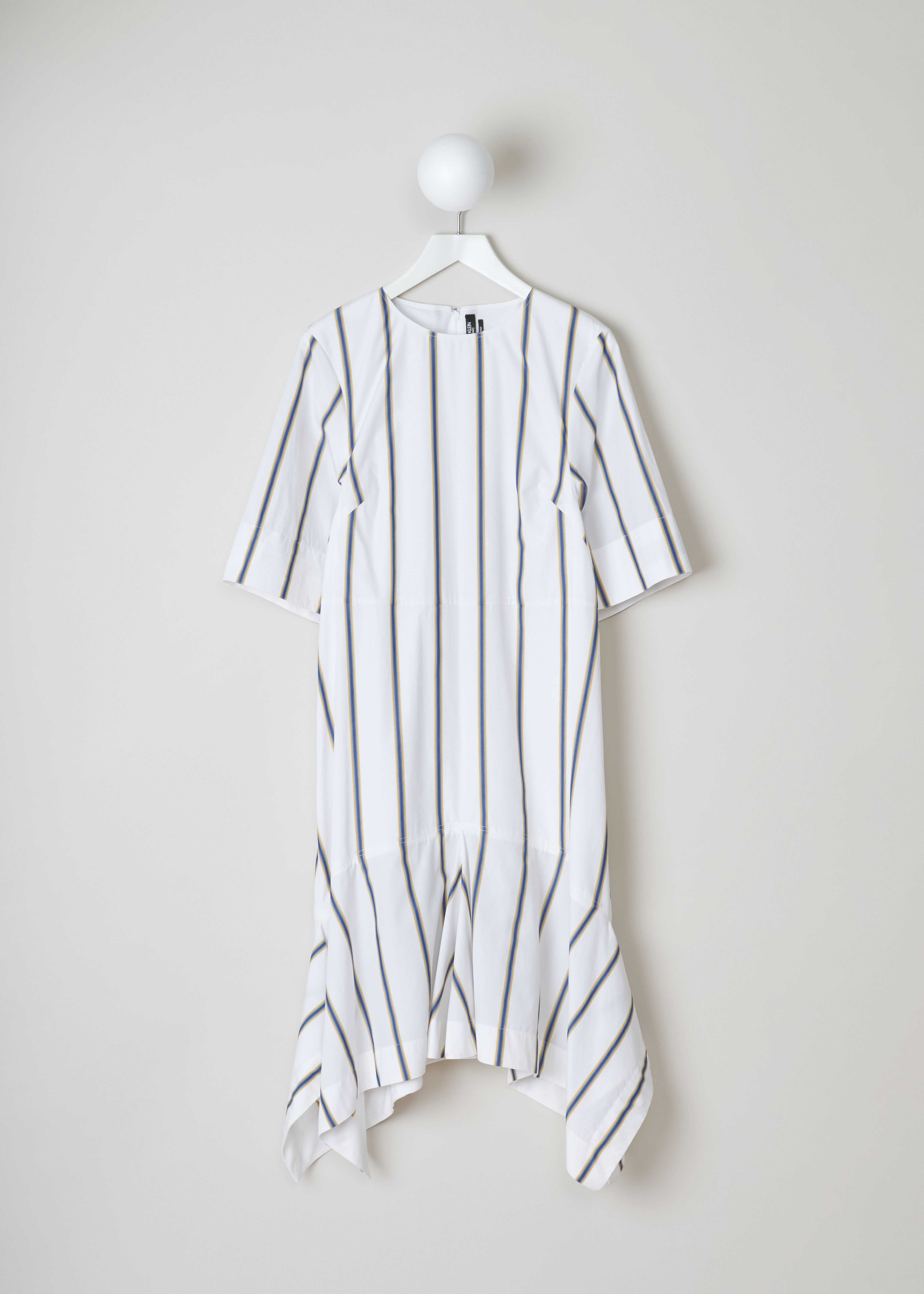 Calvin Klein 205W39NYC Striped cotton dress
91WWDF04_C469_111 white front. White striped cotton dress. With a round neck and short sleeves with an embroidered logo. This straight model has a wavy bottom and pointed sides. Furthermore, there is a closing button at the back.