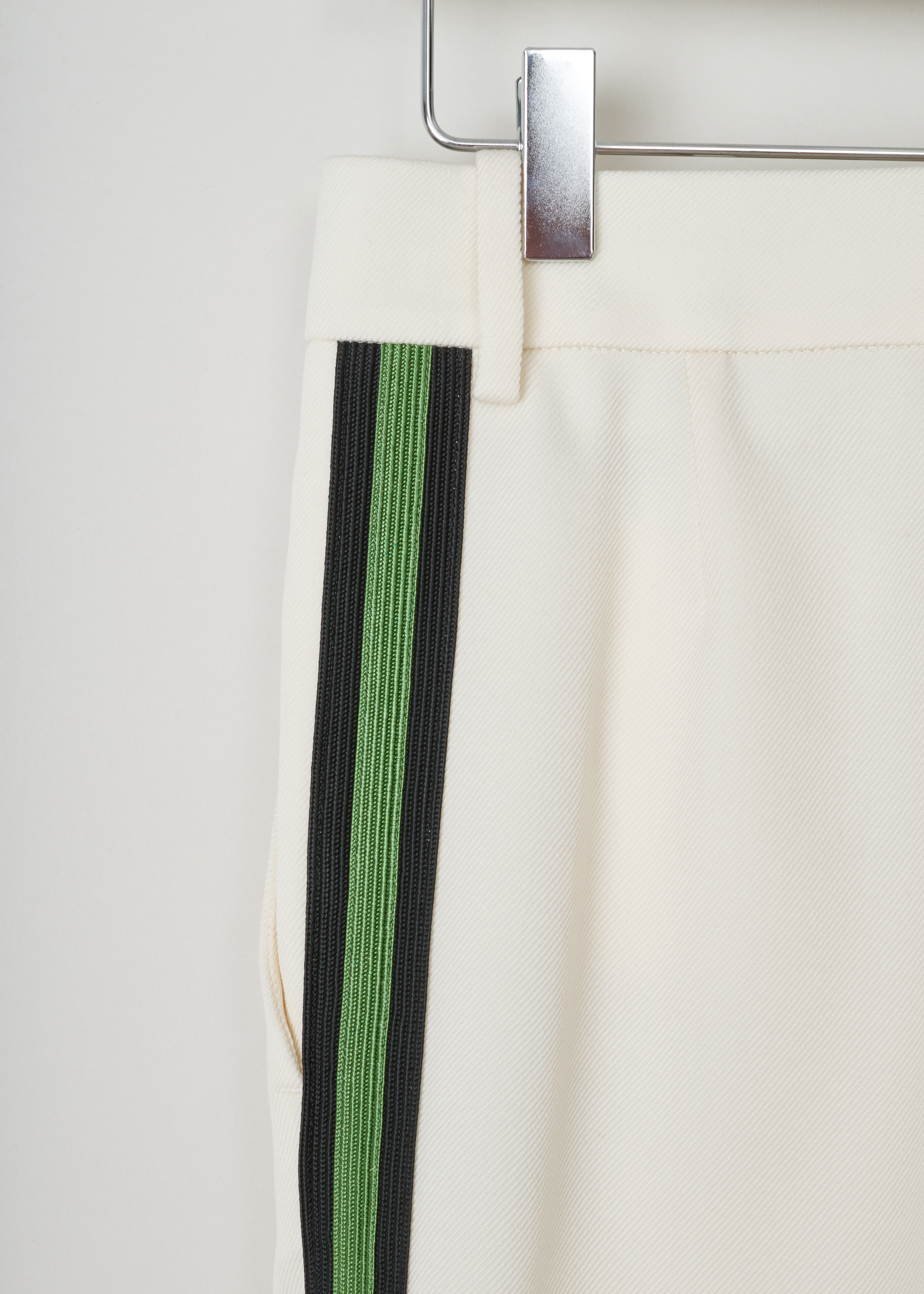 Calvin Klein 205W39NYC Off-white pants with ribbon trim
74WWPA47_W023_101 white detail. Off-white wool pants with a green and black side ribbon trim.
These straight pants have two slant pockets on the front and a welt pocket on the back.