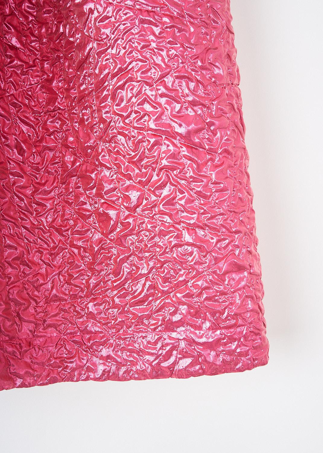Caroline Bosmans, Dark pink wrinkle skirt, AW25A_3010B_119_3005_DARK_PINK, Pink, Detail, This Dark Pink Winkle skirt has a gathered waistband and an A-line silhouette. The skirt is made from a wrinkled metallic fabric. A concealed side zip functions as the closure
