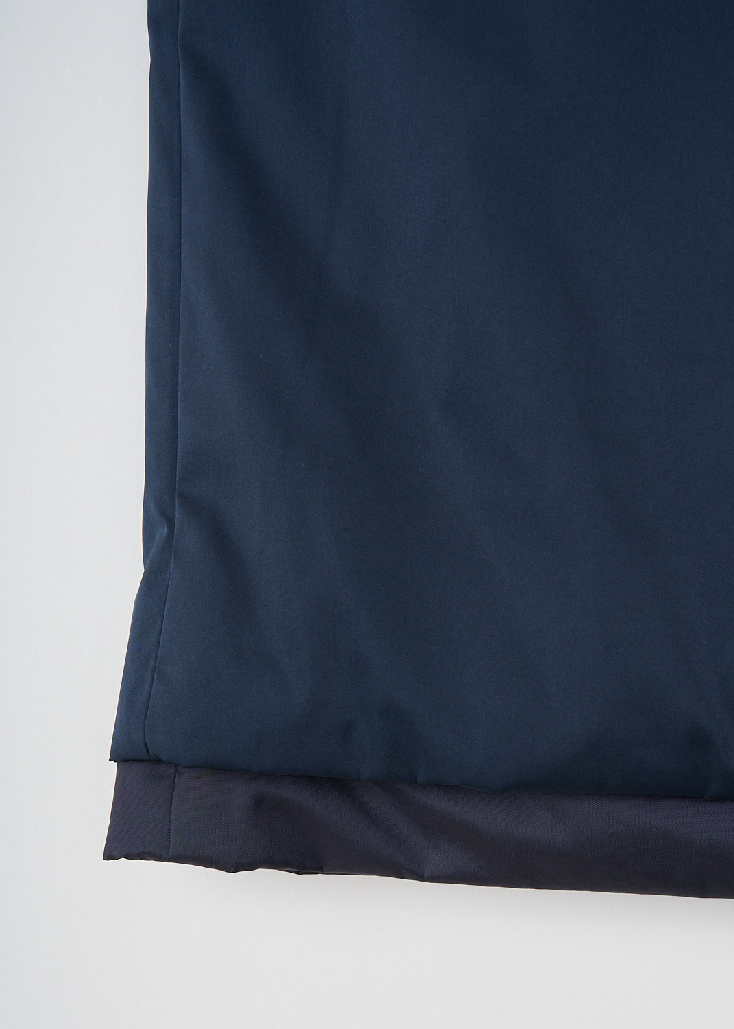Detail of the navy blue padded midi skirt by designer brand Carven on sale in the discount store by Kiki Niesten