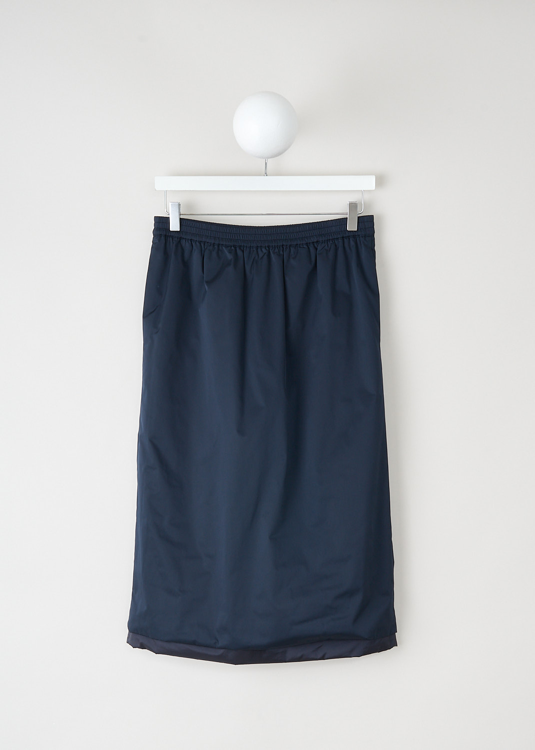 Navy blue padded midi skirt by designer brand Carven on sale in the discount store by Kiki Niesten