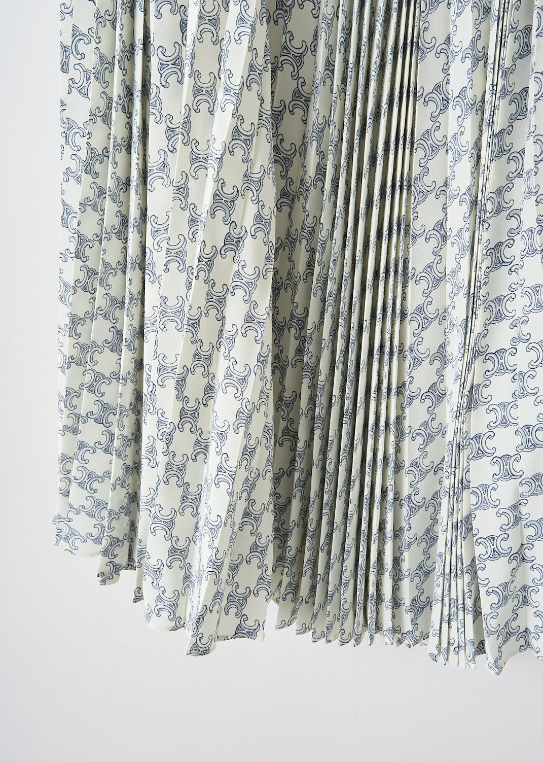 Celine, Silk pleated skirt with all-over Triomphe-print, 2J369_632P_01CQ, White, Print, Blue, Detail, This silk pleated skirt with has a white base color with a blue all-over Triomphe print. The skirt has an concealed side zip closure.
