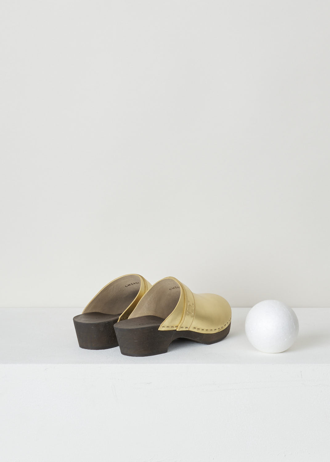 CELINE, METALLIC GOLD CLOGS, 337753093C_35OR, Gold, Back, These regal metallic gold clogs have a rounded nose. This slip-in model has a broad, wood-style sole with a small heel. Across the width of the shoe, a small strip with the Celine Triomphe logo can be found. 


Heel height: 3 cm / 1.18 inch
