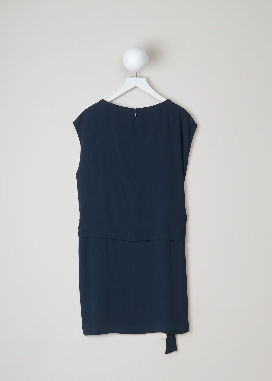 Chloé, Dropped waist dress in beige and blue, 15SRO18_15S238_1Z7_black_navy_vanilla, blue beige, back. Dropped waist dress, sharing some similarities with a wrap dress. The blue and beige wrap ribbon can be tied into various knots. Furthermore, this sleeveless model has a round neckline and a concealed zipper with a metal clip on the back. 