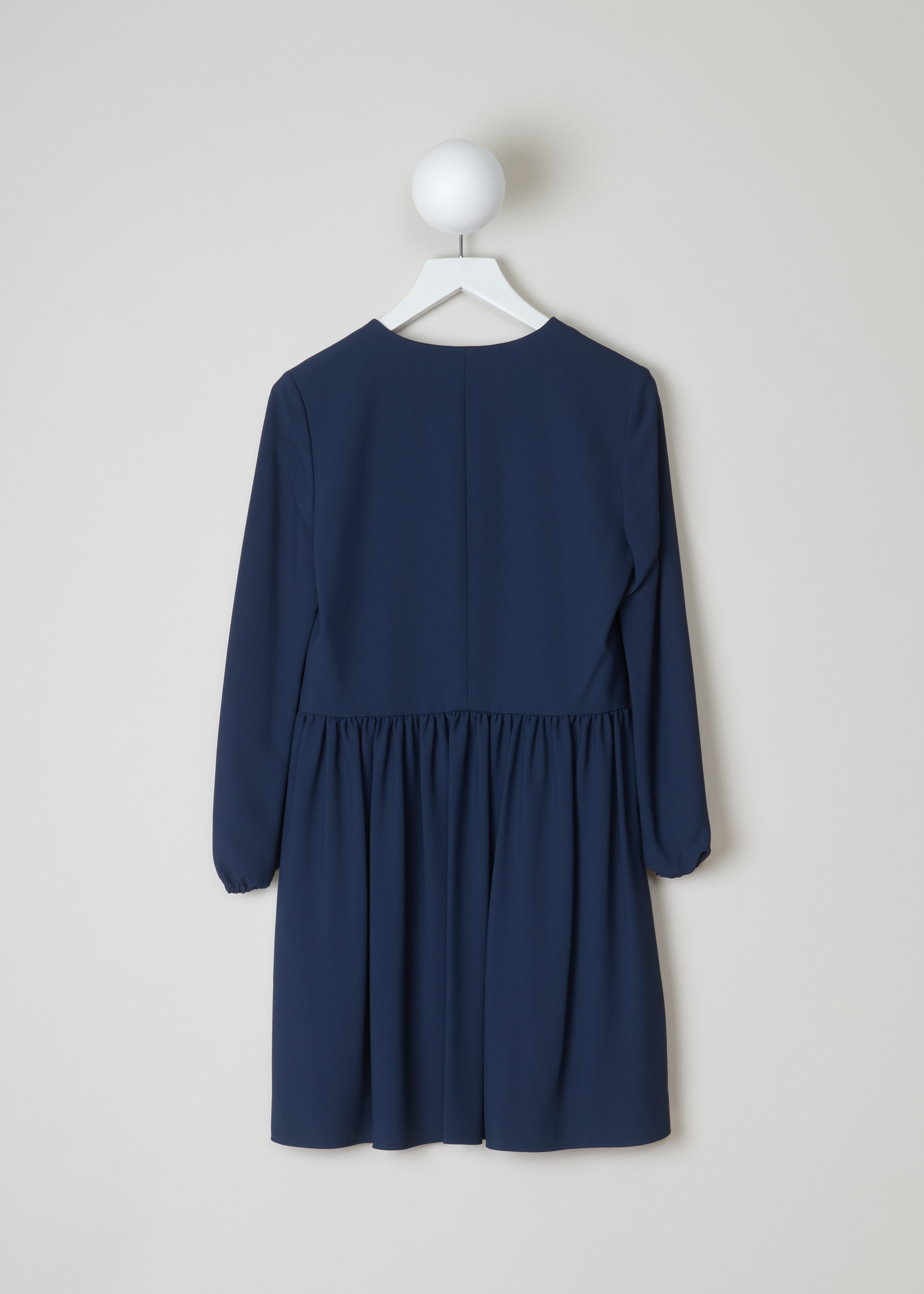 Chloé Gathered deep blue dress 17SRO65_17S37_7B5 deep blue back. Deep blue dress with a V-neck. This model has loose sleeves and gathered cuffs. The straight cut has small pleats around the waist and a midi length. As closure this dress has an invisible zipper on the side.