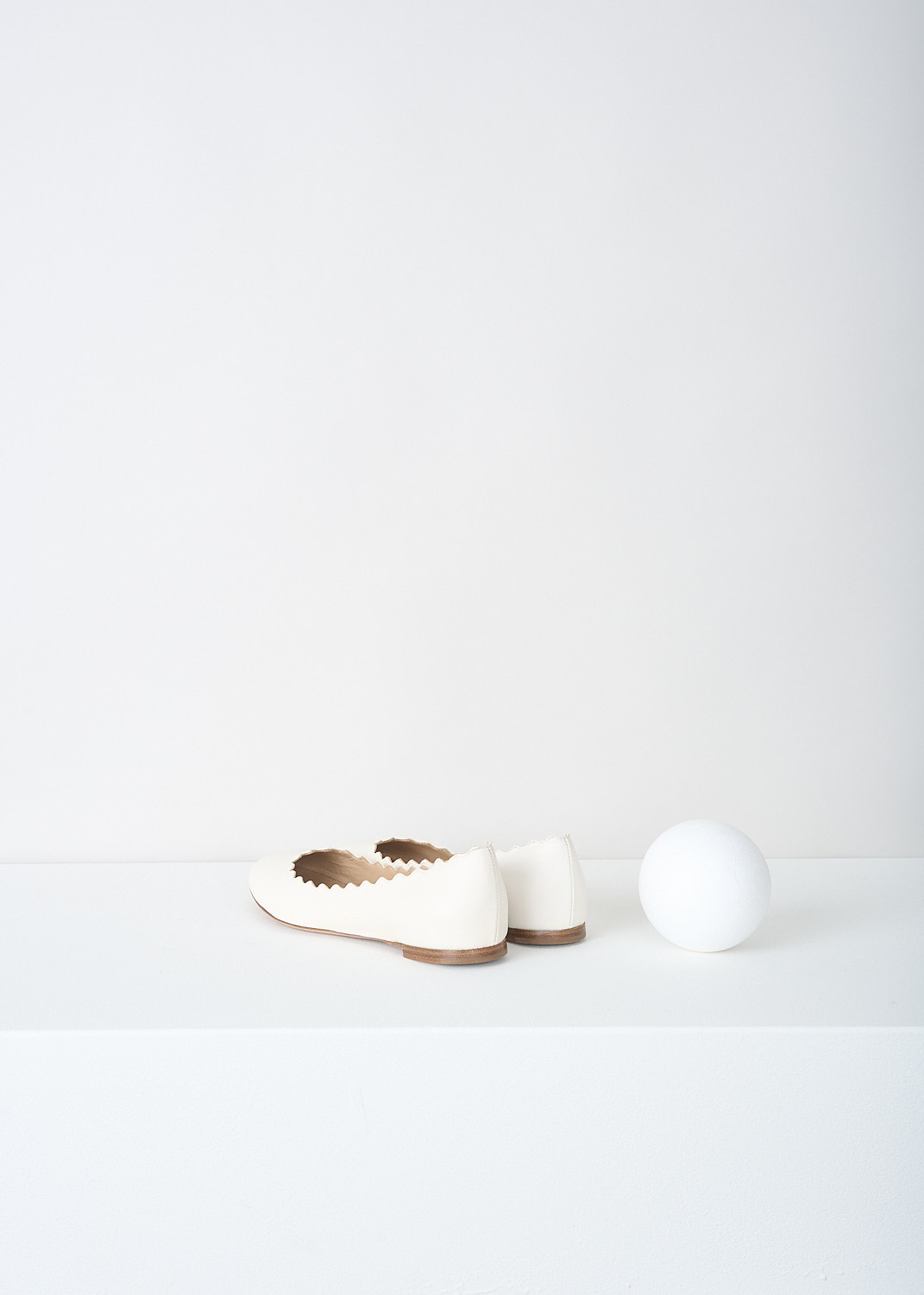 Chloé, Cloudy white Lauren flats, CHC16A16075121_CLOUDY_WHITE, White, Back,These leather Lauren flats in Cloudy White have a round toe and a scalloped topline. 
