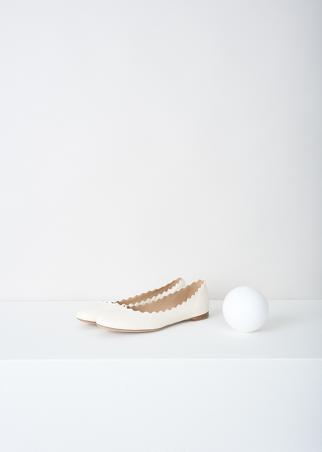 Chloé, Cloudy white Lauren flats, CHC16A16075121_CLOUDY_WHITE, Front, Side,These leather Lauren flats in Cloudy White have a round toe and a scalloped topline. 
