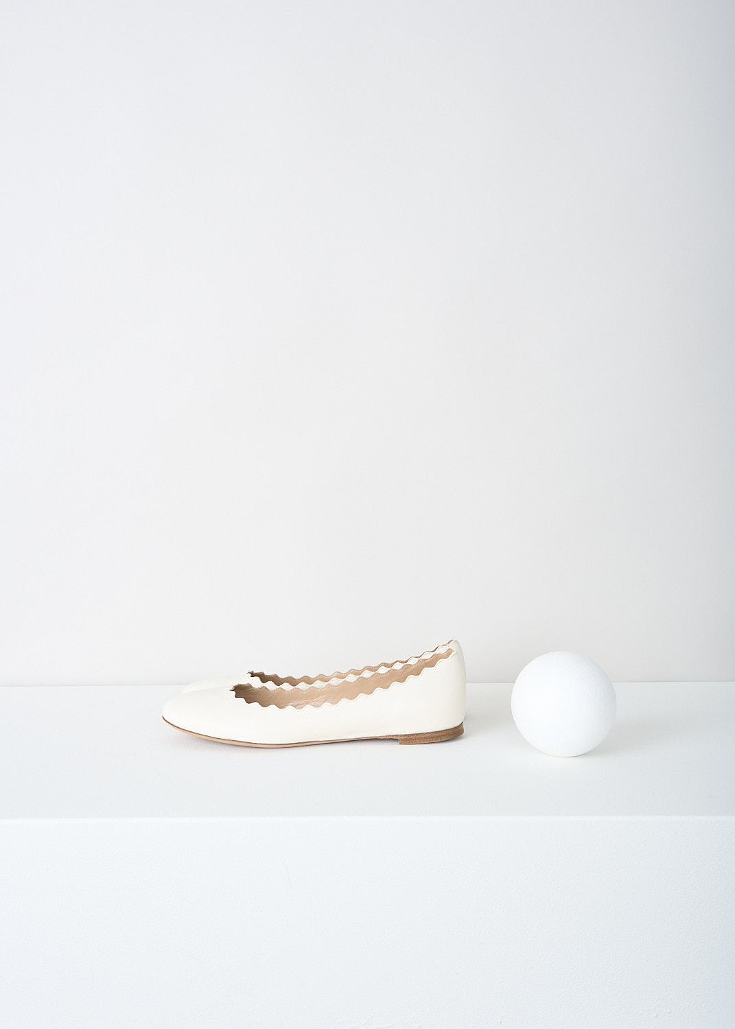 Chloé, Cloudy white Lauren flats, CHC16A16075121_CLOUDY_WHITE, White, Side,These leather Lauren flats in Cloudy White have a round toe and a scalloped topline. 
