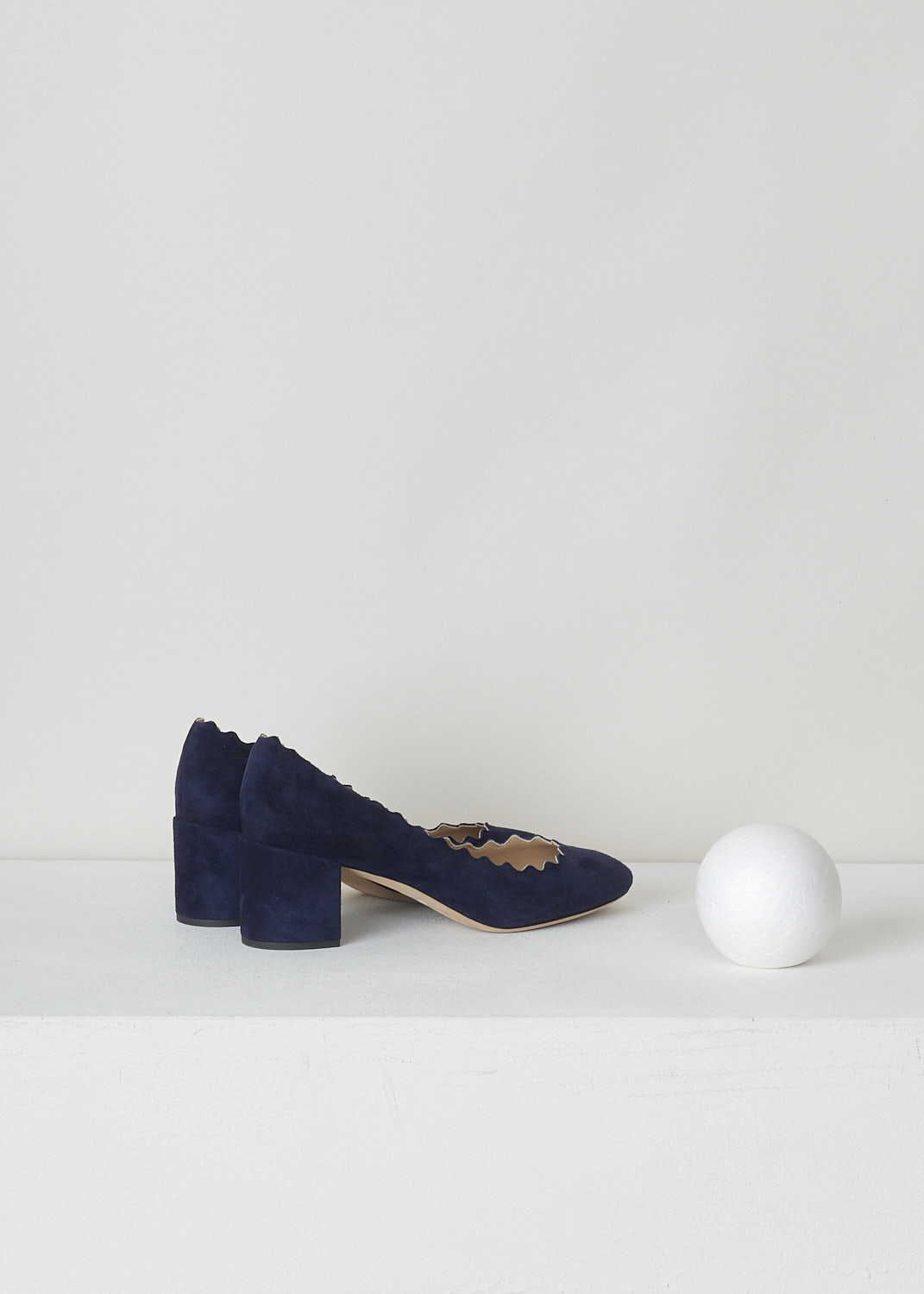 CHLOÉ, NAVY BLUE PUMPS WITH SCALLOPED TOPLINE, CH26230_702_BLUE_LAGOON, Blue, Backl, Navy blue suede pumps featuring a chunky heel, round toe vamp and a scalloped top-line. 
