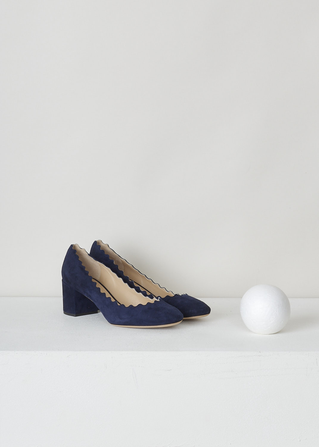 CHLOÉ, NAVY BLUE PUMPS WITH SCALLOPED TOPLINE, CH26230_702_BLUE_LAGOON, Blue, Front, Navy blue suede pumps featuring a chunky heel, round toe vamp and a scalloped top-line. 
