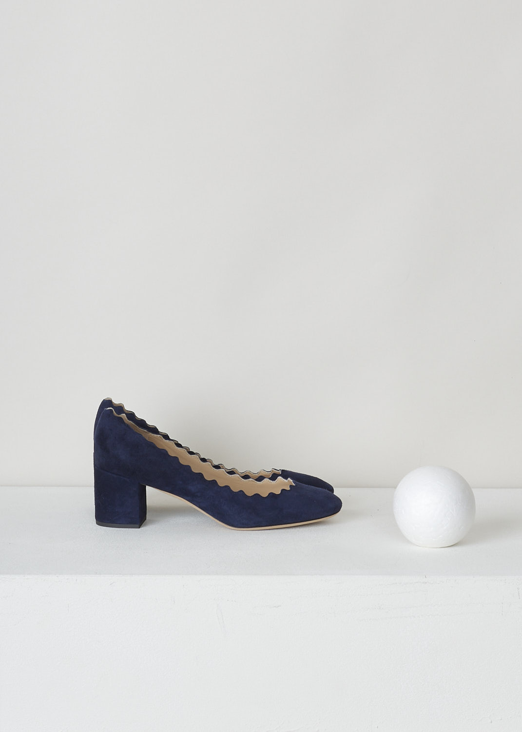 CHLOÉ, NAVY BLUE PUMPS WITH SCALLOPED TOPLINE, CH26230_702_BLUE_LAGOON, Blue, Side, Navy blue suede pumps featuring a chunky heel, round toe vamp and a scalloped top-line. 
