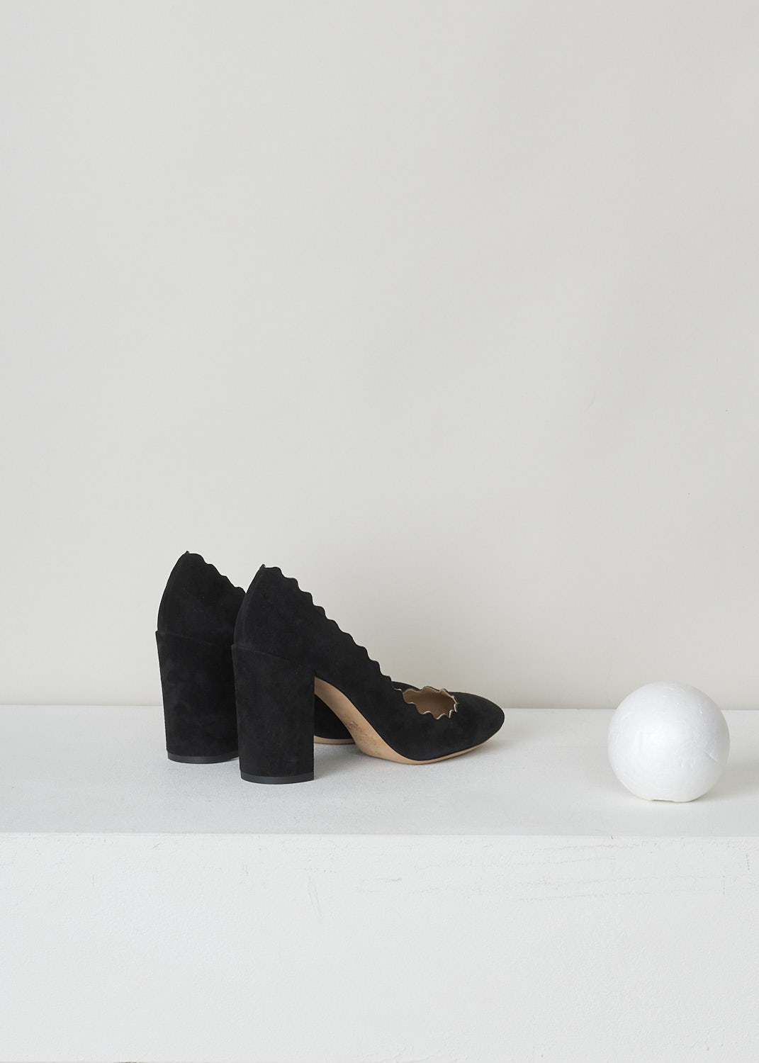 CHLOÃ‰, BLACK PUMPS WITH SCALLOPED TOPLINE, CH26231_E01_IA999_BLACK, Black, Back, Black suede pumps featuring a chunky heel, round toe vamp and a scalloped topline. 
