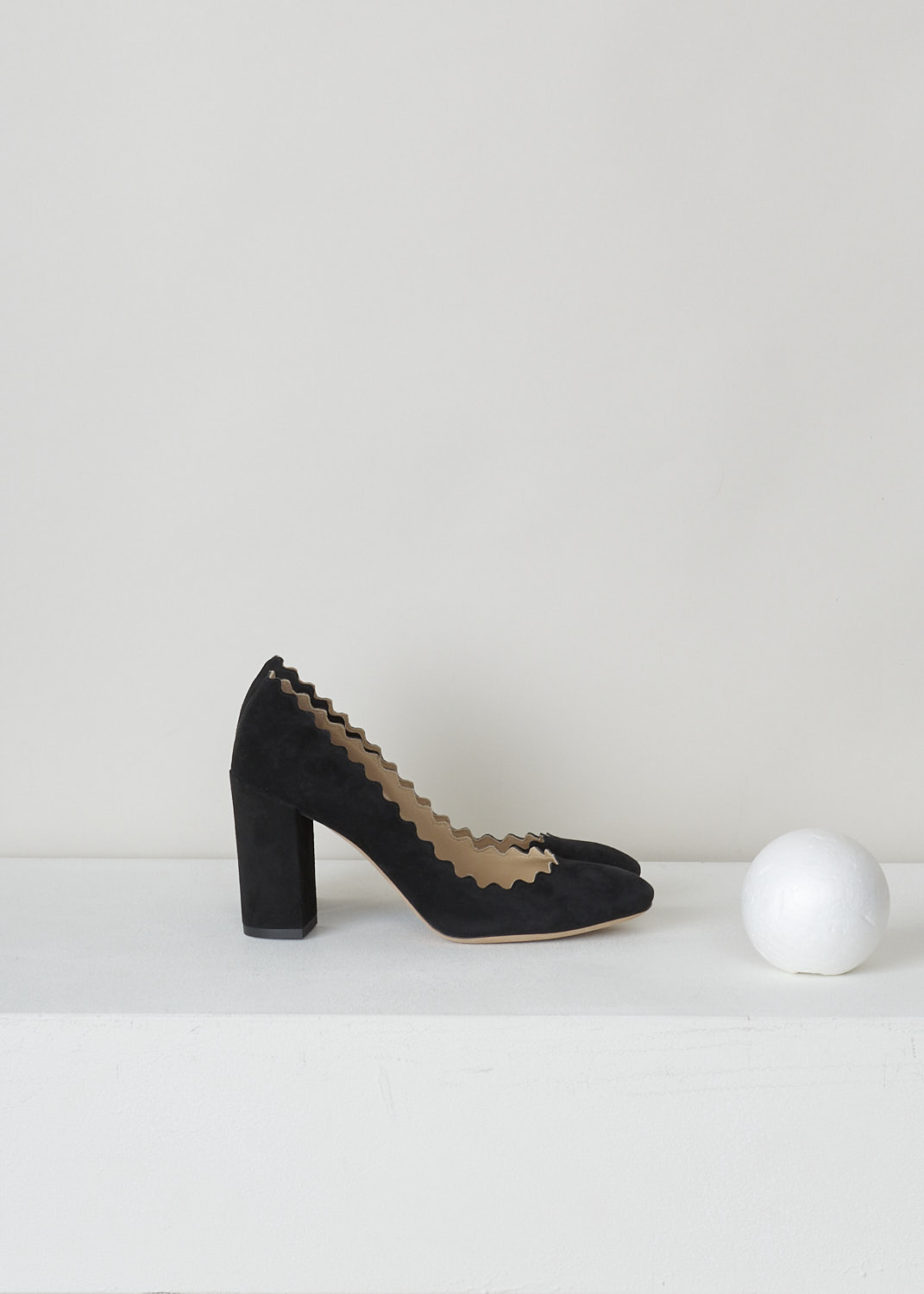 CHLOÃ‰, BLACK PUMPS WITH SCALLOPED TOPLINE, CH26231_E01_IA999_BLACK, Black, Side, Black suede pumps featuring a chunky heel, round toe vamp and a scalloped topline. 
