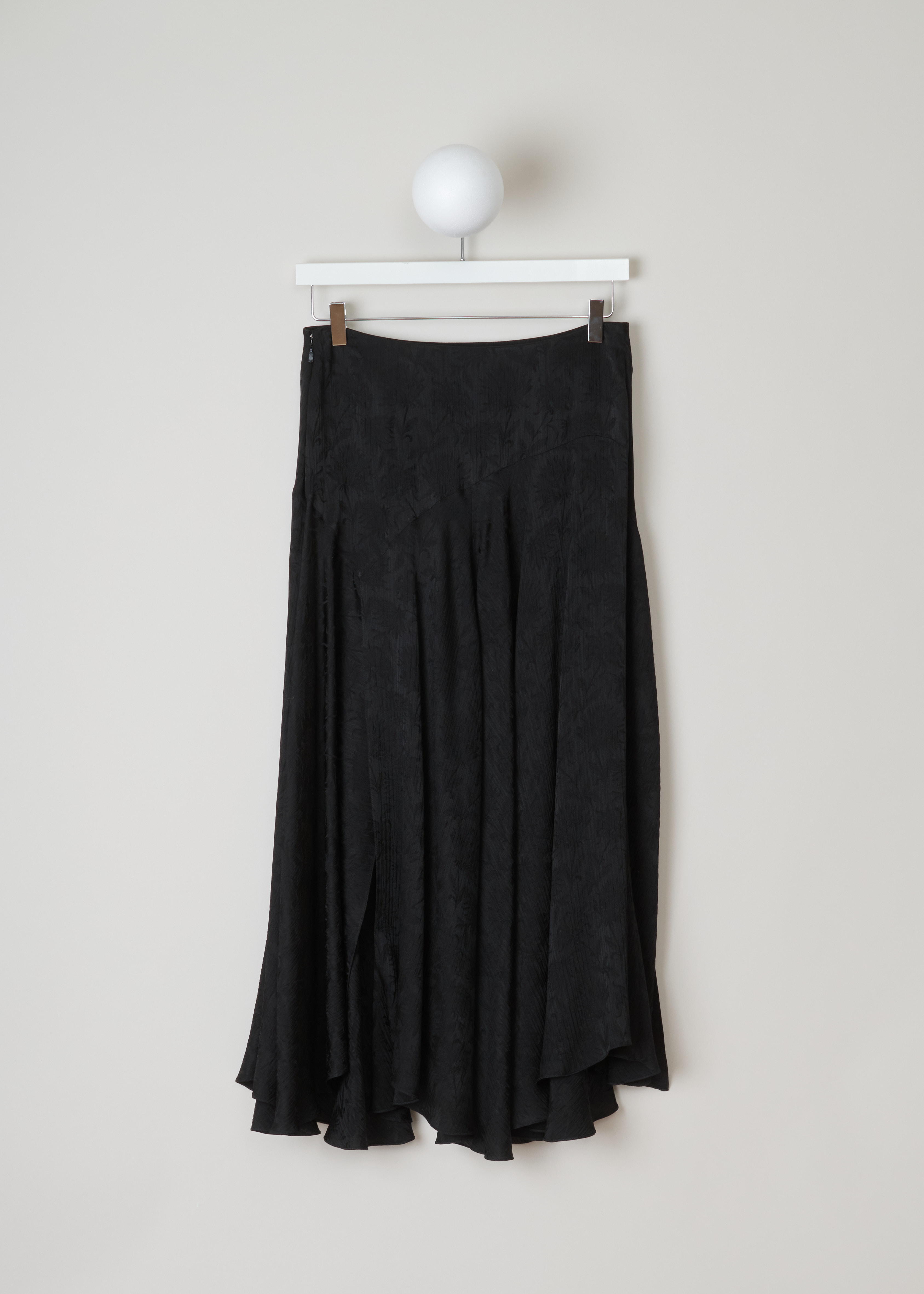 ChloÃ© Silk flower print skirt CHC19AJU14329001_001_Black back. Silk and viscose skirt from creased jacquard fabric with a flower pattern. The skirt features a fitted upper and a flared lower section to create an elegant, flowing silhouette. 