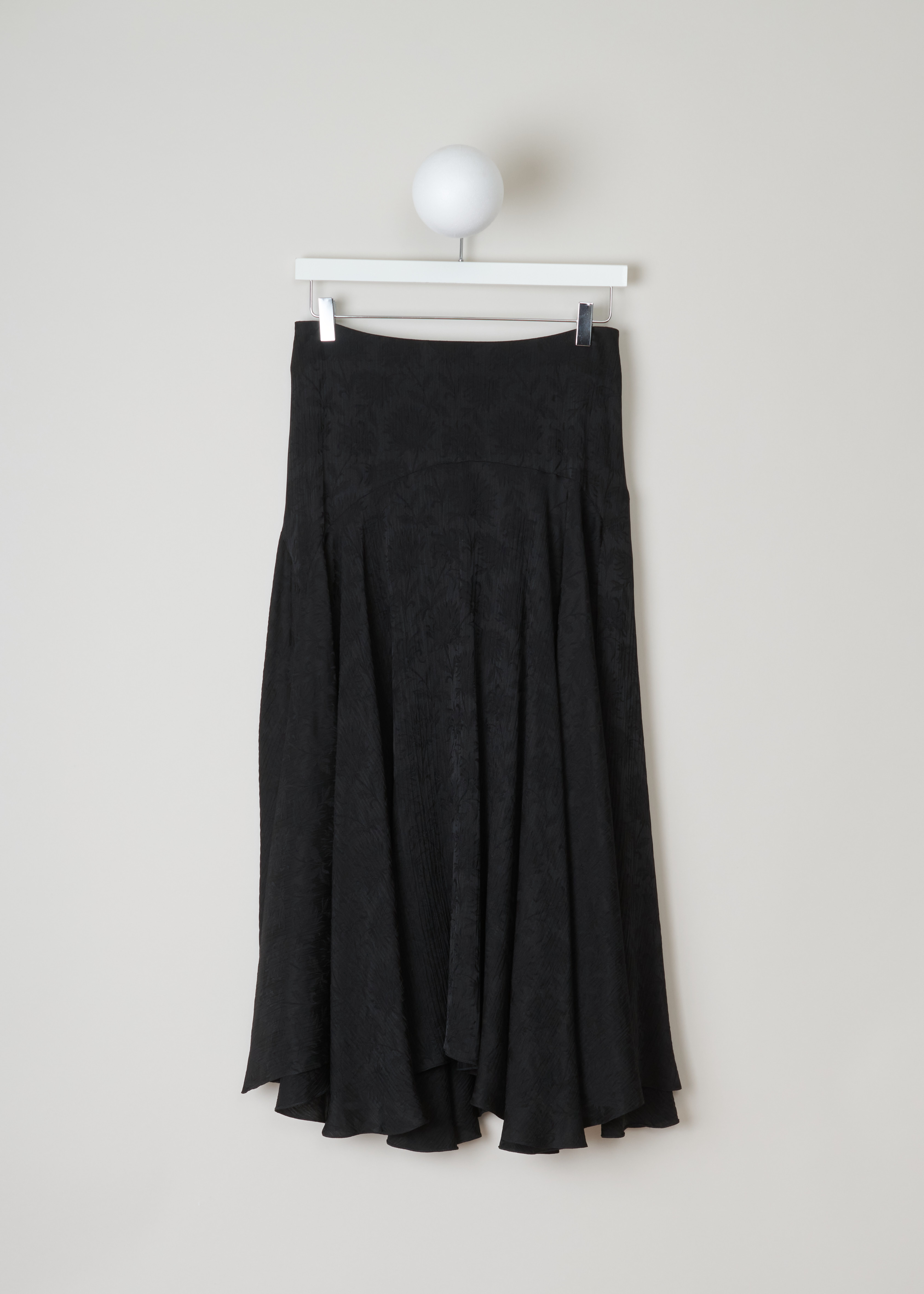 ChloÃ© Silk flower print skirt CHC19AJU14329001_001_Black front. Silk and viscose skirt from creased jacquard fabric with a flower pattern. The skirt features a fitted upper and a flared lower section to create an elegant, flowing silhouette. 