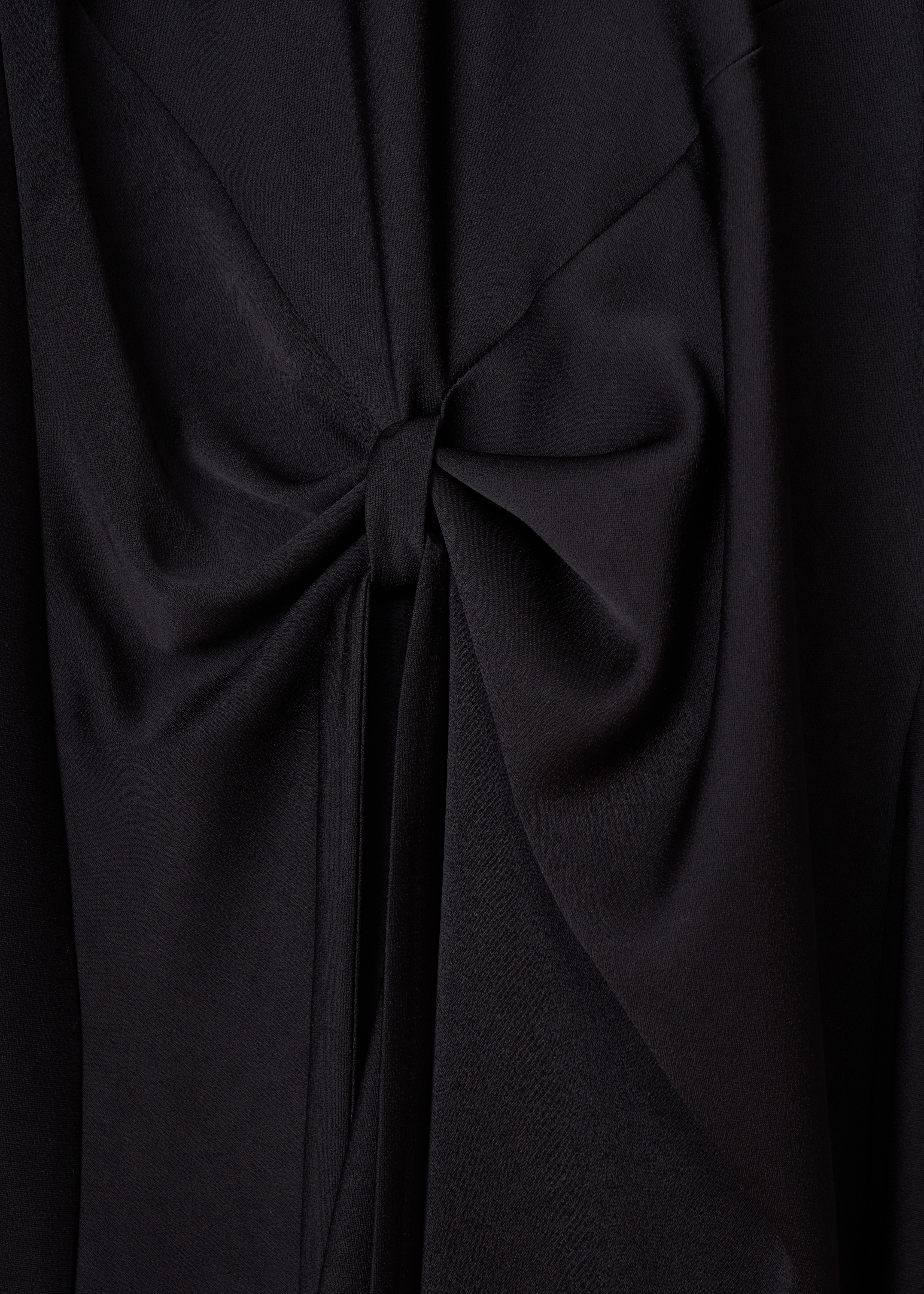 ChloÃ© Bow detail black dress CHC19ARO62138001_001_Black detail. Black dress with long sleeves and a round neckline. Fitted bodice,  with a gathered bow-like detail at the front. The skirt part has an A-line and a midi-length. The fastening at the back is an invisible zipper.