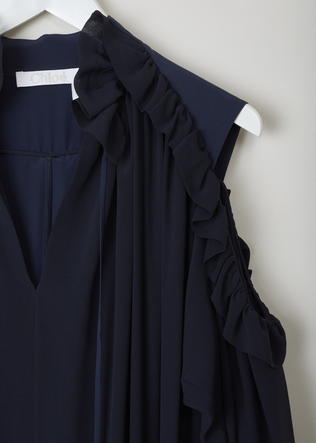 Chloé, Off-shoulder tent dress in navy, CHC19SRO160024D2_4D2_anthracite_blue, Blue, Detail, This navy blue silk tent dress has a V-neckline and frill-decorated open shoulders. Both the front and back of the dress are pleated. The long sleeves are cuffed with slits. 