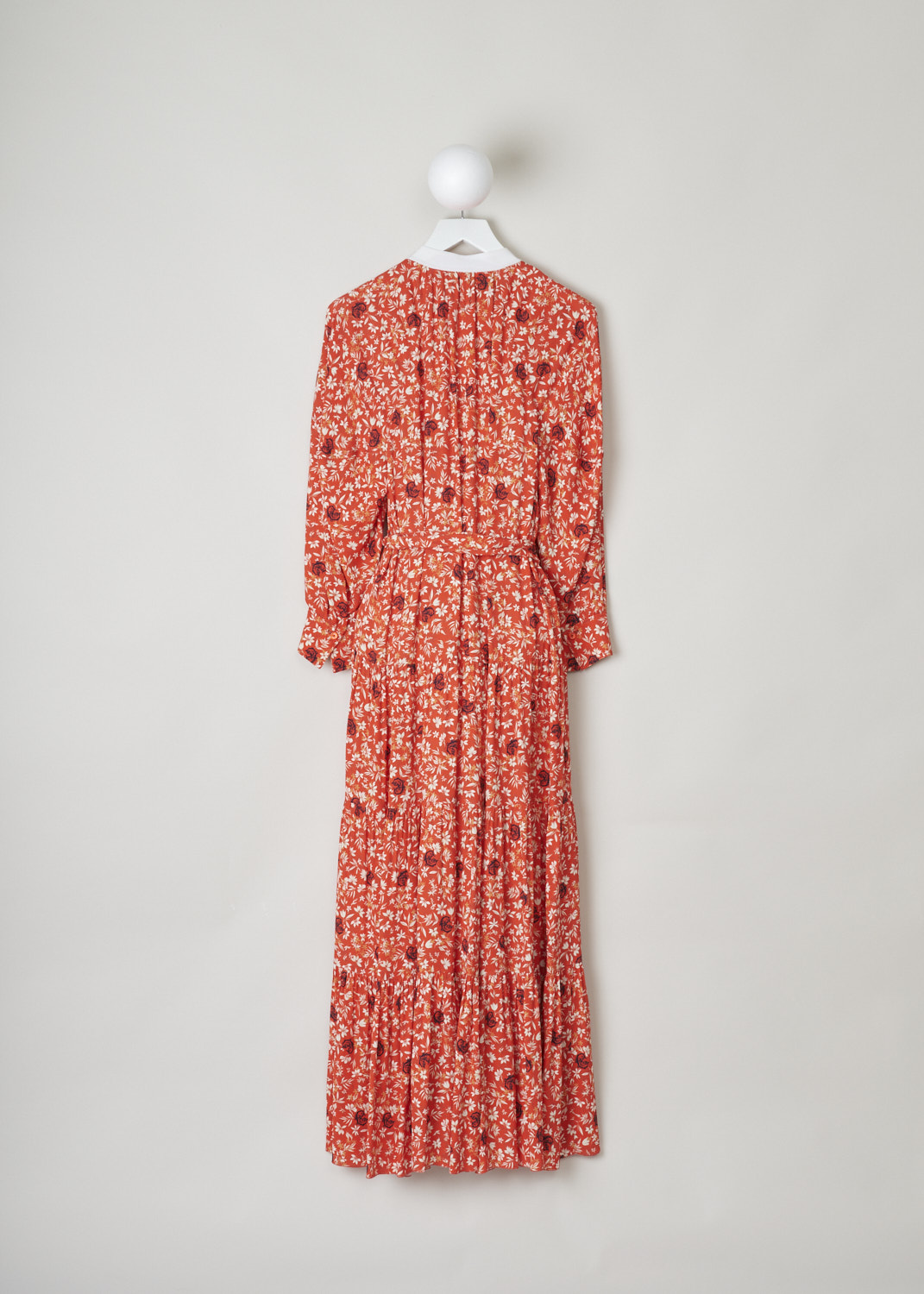 Chloe, Maxi dress in orange adorned with a floral motif, CHC21SRO02331831_831_bubbling_orange, orange, print, back, An oversized maxi length dress. Featuring a white mandarin collar where tiny pleats fall off. The raglan sleeves are wide, long and cuffed with a single button. Further decorating the front is the fastening option in the form of buttons. The skirt is paneled and does flare out.  