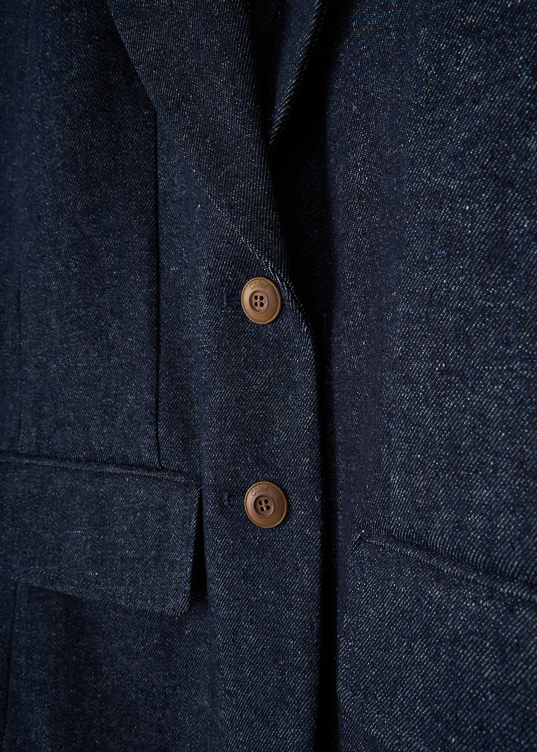 Chloé, Iconic navy denim jacket, CHC22ADV6115748A_ICONIC_NAVY, Blue, Detail 1, This iconic navy single-breasted denim jacket has a notched lapel and a front button closure. The long sleeves have buttoned cuffs. The jacket has a single breast pocket and two flap welt pockets. The jacket has a straight hemline with a double vent. The jacket is fully lined.


