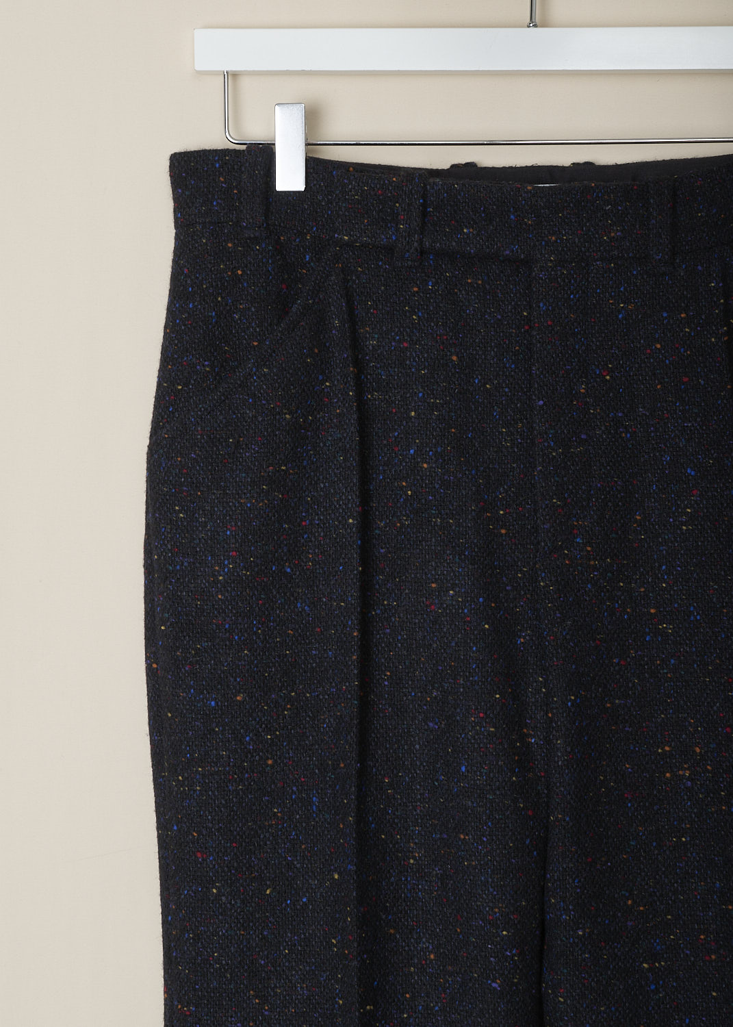 CHLOÃ‰, HIGH-WAISTED SPECKLED PANTS, CHC22APA141654D2_ANTHRACITE_BLUE, Blue, Grey, Print, Detail, This high-waisted pants have an anthracite blue base color with multicolored speckles throughout. These pants have a narrow waistband with belt loops and a concealed zip closure. These pants have slanted pocket sin the front and welt pockets in the back. The flared pant legs have centre creases along the front and back. 
