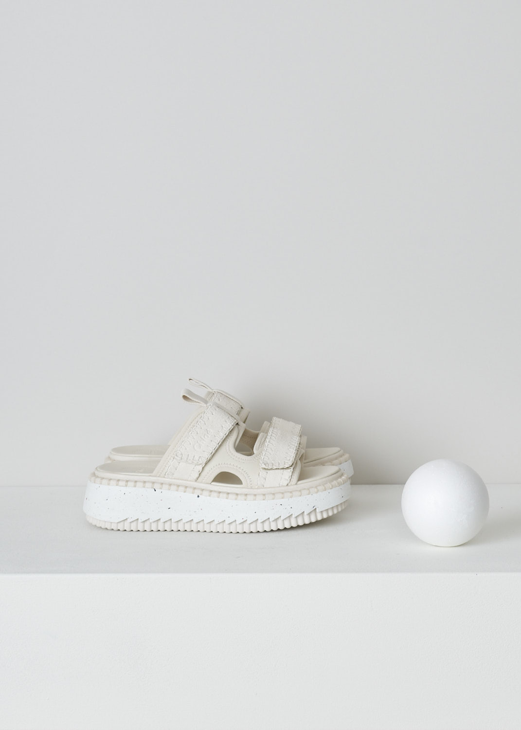 CHLOÃ‰, WHITE CHUNKY LILLI SLIDES, CHC22U626Z8101_LILLI, White, Side, These slides have a round open-toe and two adjustable Velcro straps across the vamp. The chunky white speckled soles have a serrated trim and blanket stitching at the welt. 
