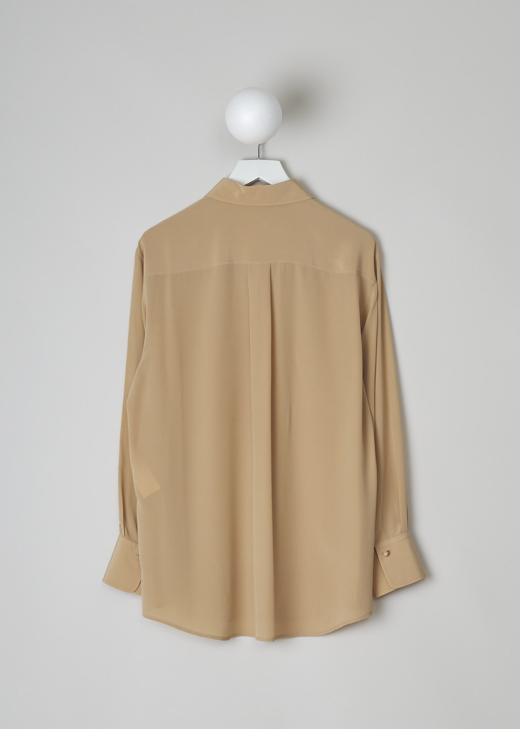CHLOÉ, PEARL BEIGE BLOUSE, CHC22UHT05004278, Beige, Back, This silk pearl beige blouse has a classic collar and a button placket with round ceramic. The blouse has long sleeves with buttoned cuffs.  A centre box pleat runs vertically down the back.
