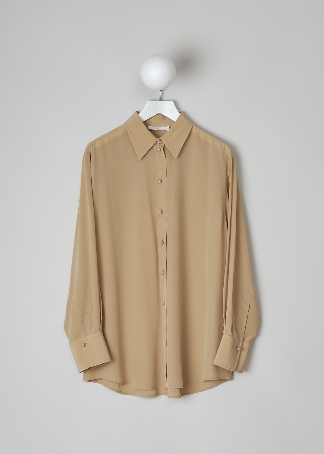 CHLOÉ, PEARL BEIGE BLOUSE, CHC22UHT05004278, Beige, Front, This silk pearl beige blouse has a classic collar and a button placket with round ceramic. The blouse has long sleeves with buttoned cuffs.  A centre box pleat runs vertically down the back.
