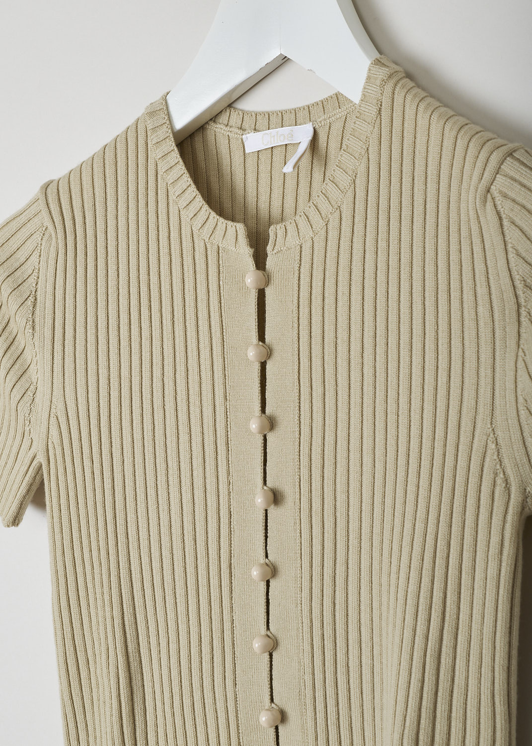CHLOÃ‰, BEIGE RIBBED TOP, CHC22UMP3865020M_PASTEL_PINK, Beige, Detail, This beige ribbed top has a round neckline, short sleeves and a placket with functional ball buttons that go down the front to about midway. The top has an elongated cut.
