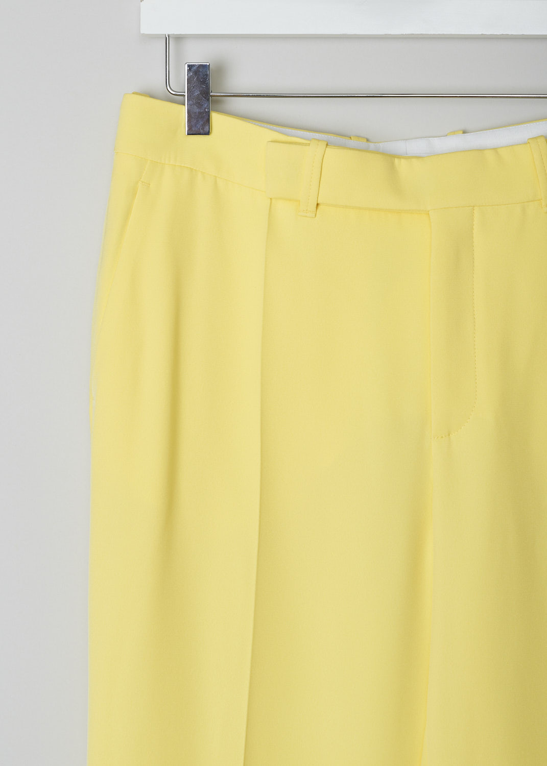 CHLOÉ, RADIANT YELLOW CLASSIC SILK PANTS, CHC22UPA12015757_RADIANT_YELLOW, Yellow, Detail, These radiant yellow high-waisted pants have a waistband with belt loops and a concealed front zip and clasp closure. These pants have straight, cropped pant legs with pressed centre creases with slanted pockets in the front and welt pockets in the back.
