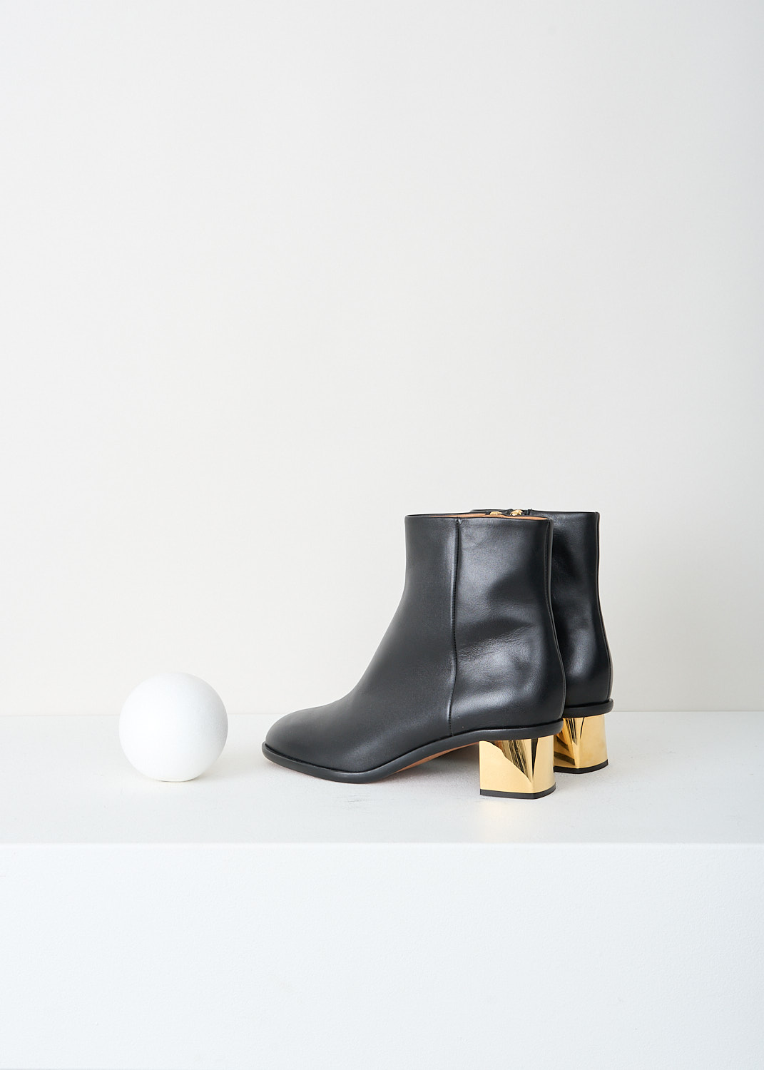 Chloé, Black Rebecca ankle boots with gold-tone heel, CHC23W930F5001_BLACK, Black, Gold, Back, These back Rebecca ankle boots have a round toe, a zip closure and a gold-tone block heel.
