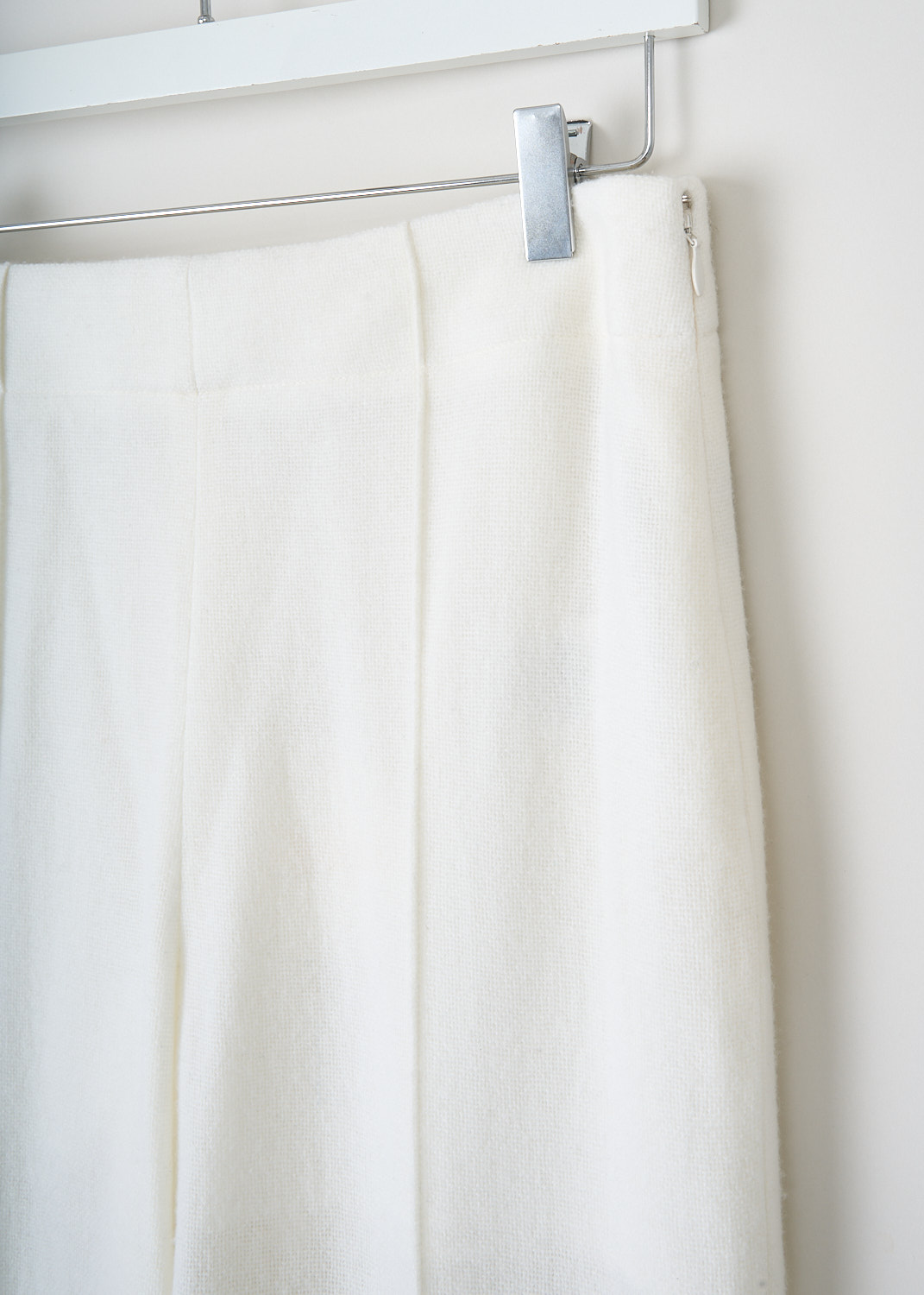 Chloé, Wide-leg pants in Eden White, CHC23WPA46069112_EDEN_WHITE, White, Detail, These wide-leg pants in the color Eden White have a side zip closure. These pants feature a decorative seam along the front of the leg. The pants are fully lined. 
