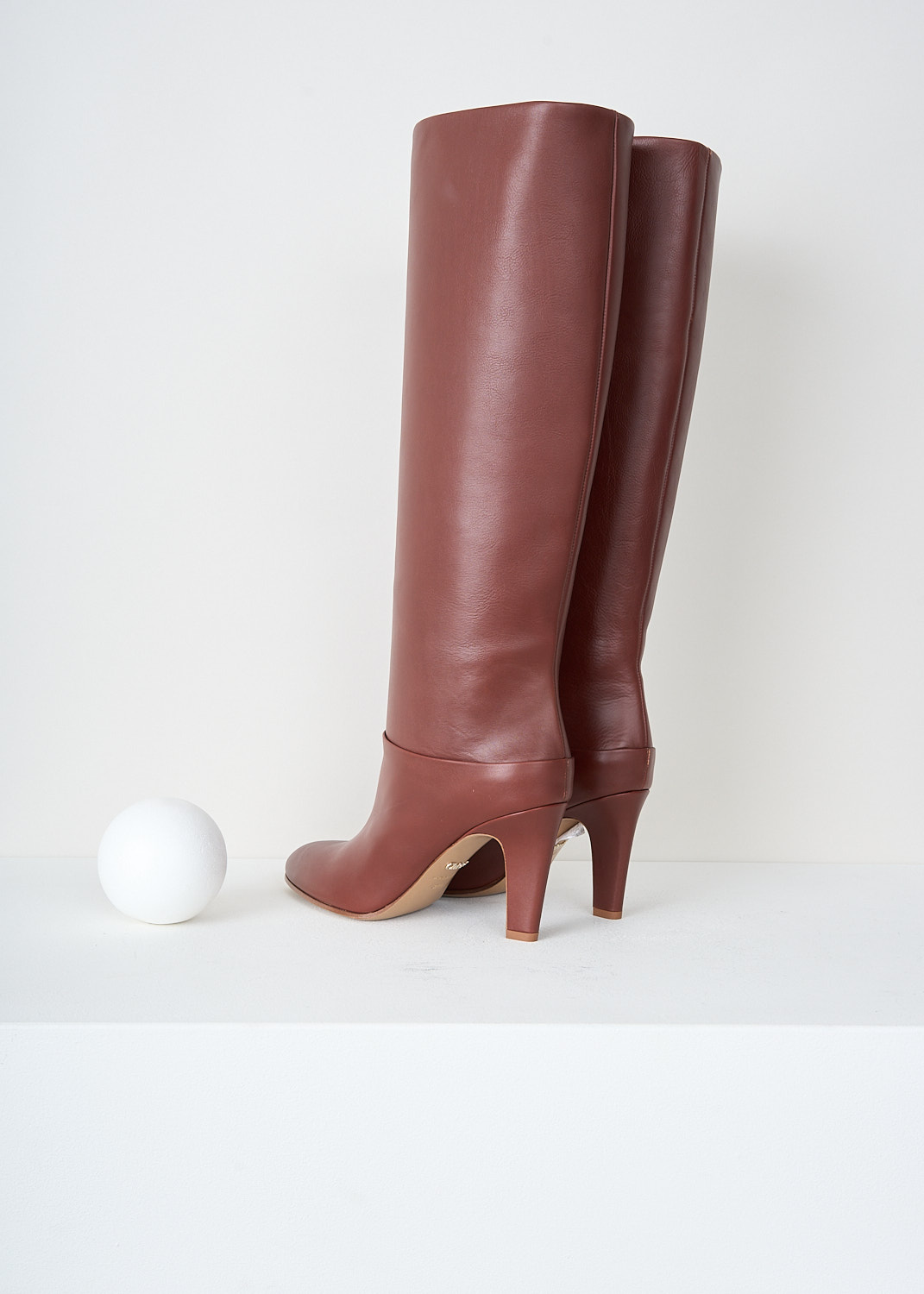 Chloé, Knee-high Eve boots in cognac brown, CHC24A03OMF_246_COGNAC_BROWN, Brown, Back, These knee-high slip-on Eve boots in cognac brown have a tube leg, a tapered heel and a pointed toe. These boots have a wider heel.

heel height: 8.5 cm / 3.3 in.
