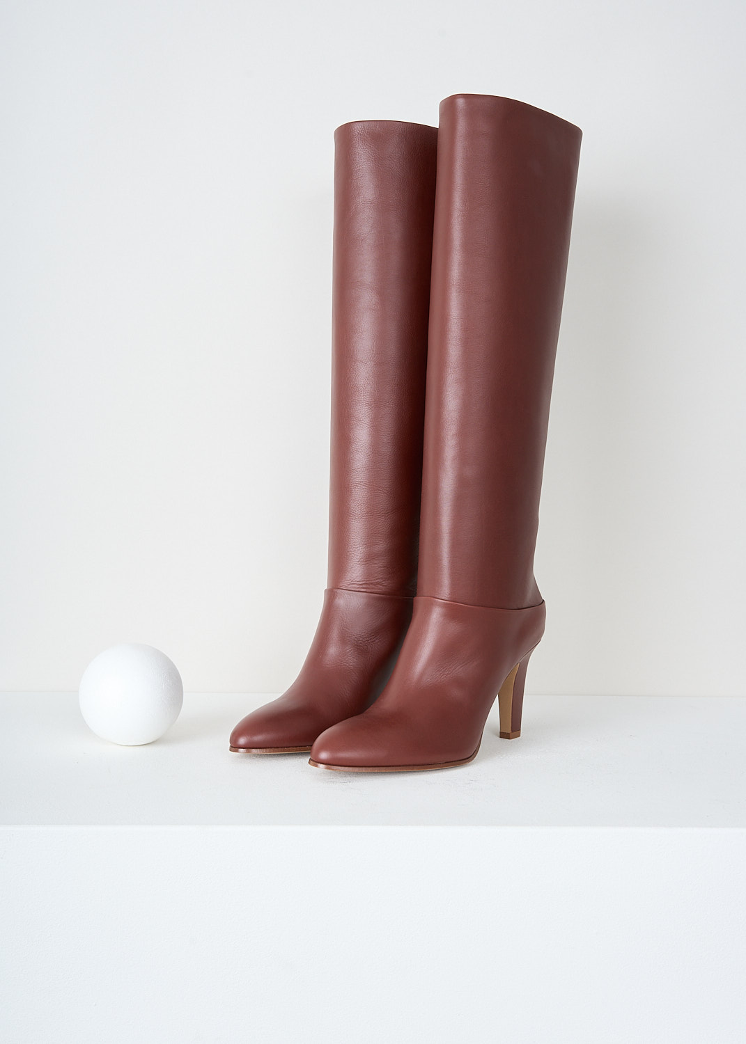 Chloé, Knee-high Eve boots in cognac brown, CHC24A03OMF_246_COGNAC_BROWN, Brown, Front, These knee-high slip-on Eve boots in cognac brown have a tube leg, a tapered heel and a pointed toe. These boots have a wider heel.

heel height: 8.5 cm / 3.3 in.
