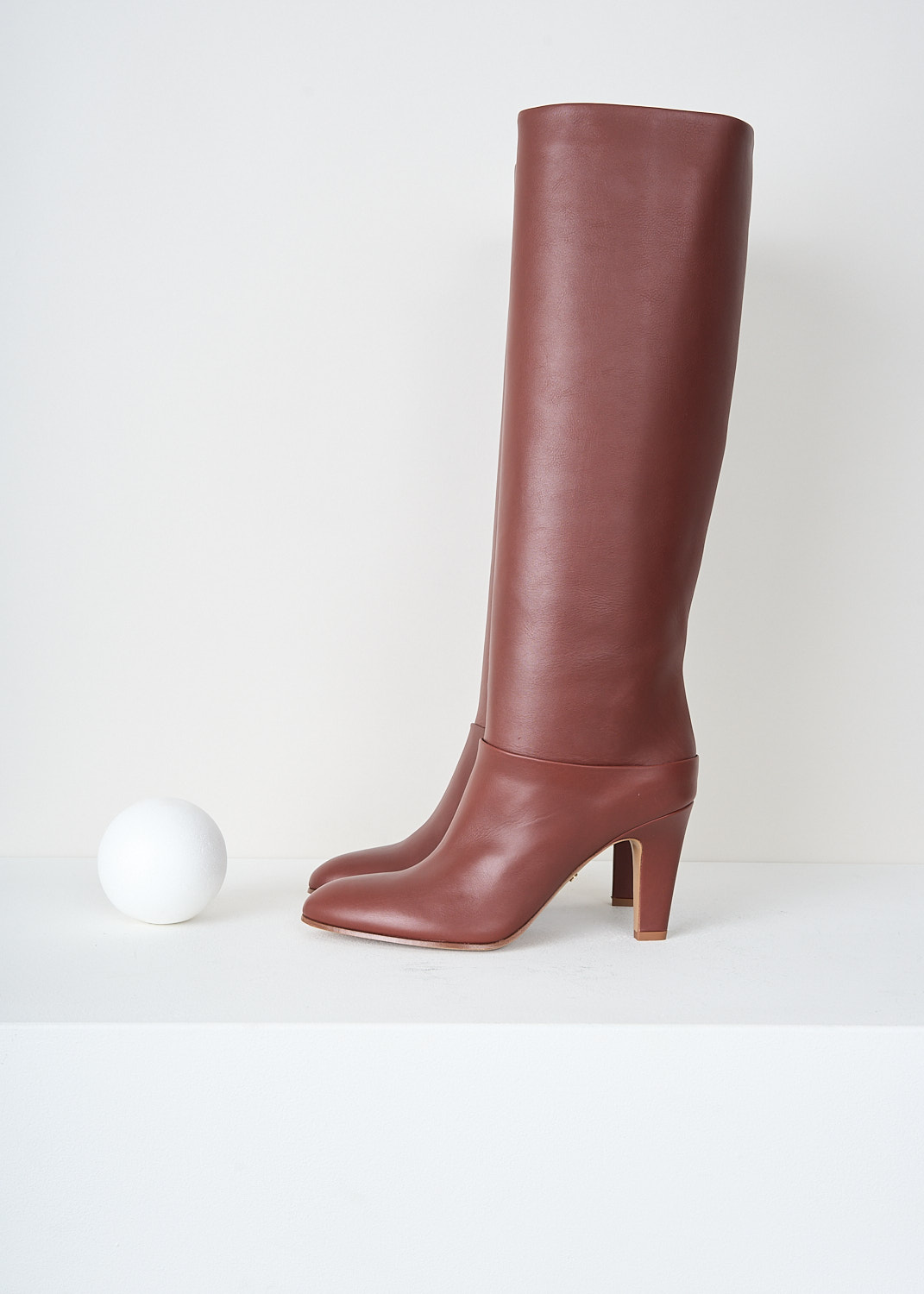 Chloé, Knee-high Eve boots in cognac brown, CHC24A03OMF_246_COGNAC_BROWN, Brown, Side, These knee-high slip-on Eve boots in cognac brown have a tube leg, a tapered heel and a pointed toe. These boots have a wider heel.

heel height: 8.5 cm / 3.3 in.
