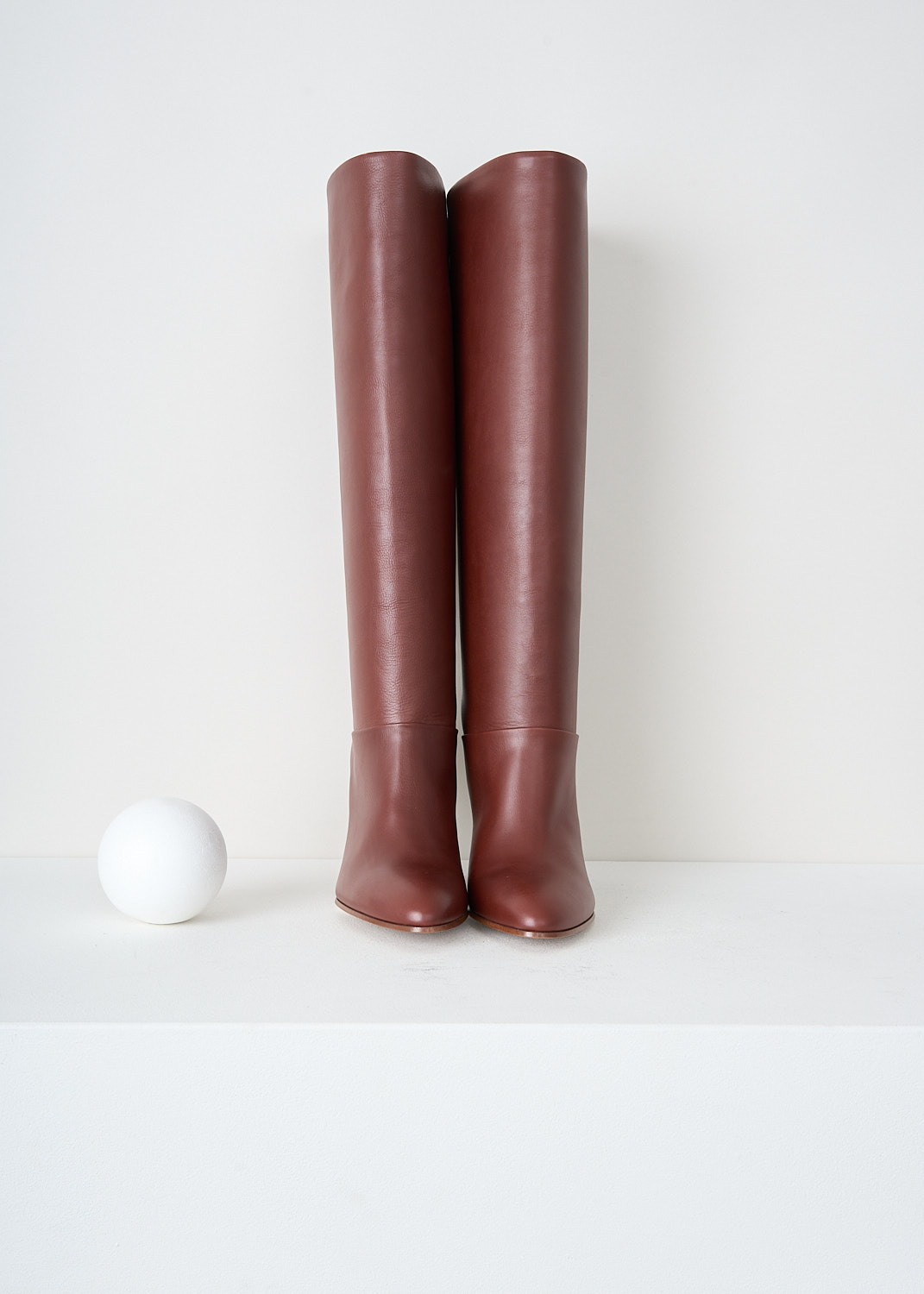 Chloé, Knee-high Eve boots in cognac brown, CHC24A03OMF_246_COGNAC_BROWN, Brown, Top, These knee-high slip-on Eve boots in cognac brown have a tube leg, a tapered heel and a pointed toe. These boots have a wider heel.

heel height: 8.5 cm / 3.3 in.
