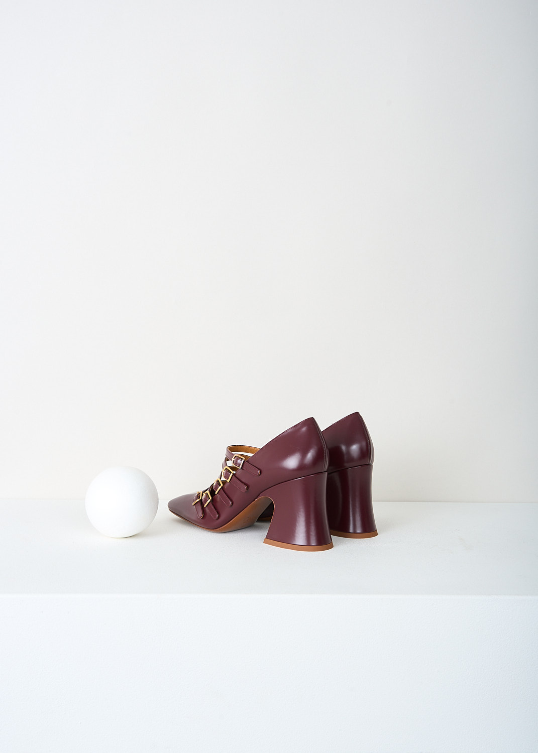 Back view of Chloé Janis pumps in burnt purple with curved 8 cm block heel, available at Kiki’s Stocksale designer outlet in Maastricht.
