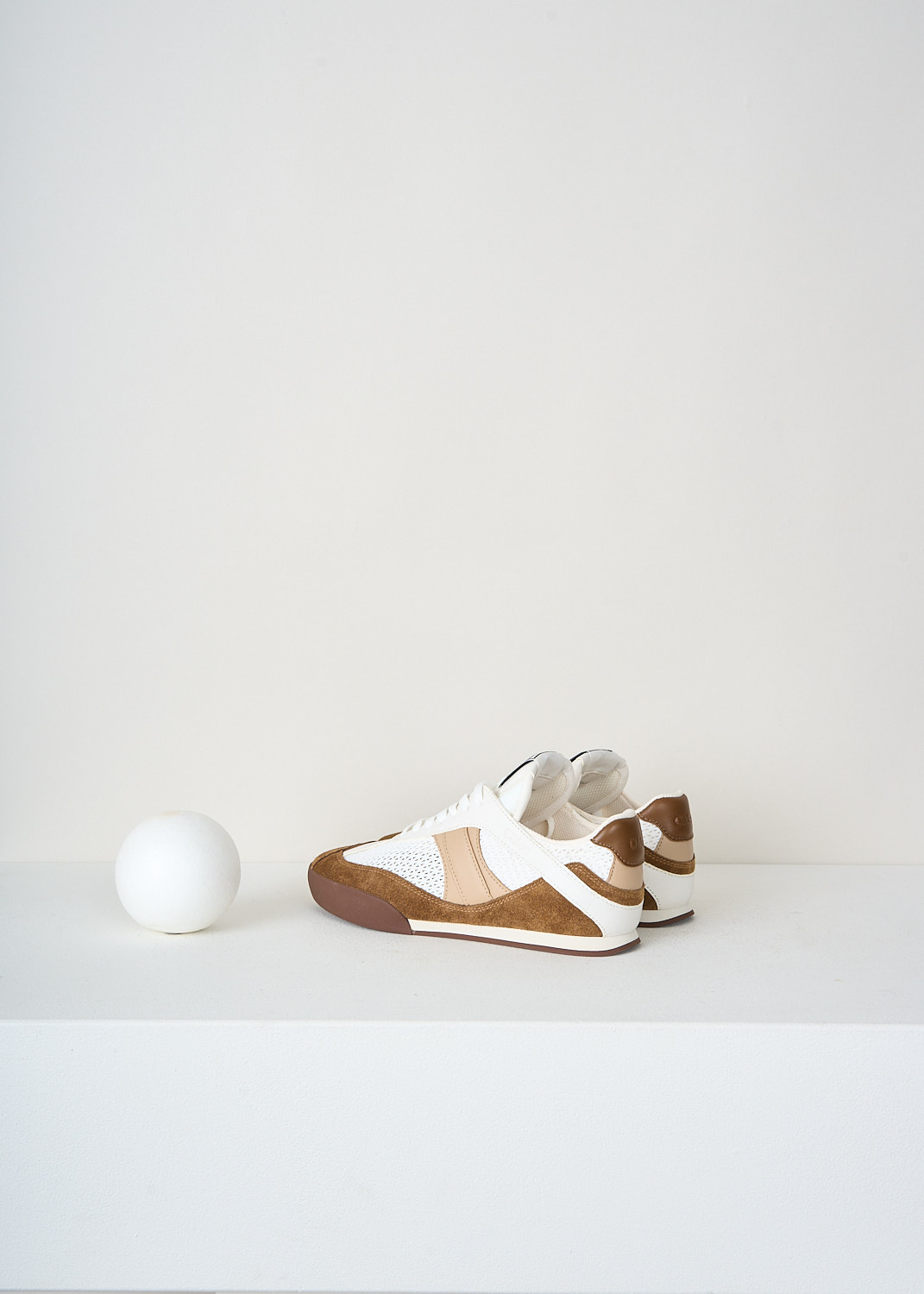 Chloé Kick Natural Brown leather sneakers with streamlined panelled design and signature logo detail, contemporary luxury footwear from the Kiki Niesten outlet Maastricht